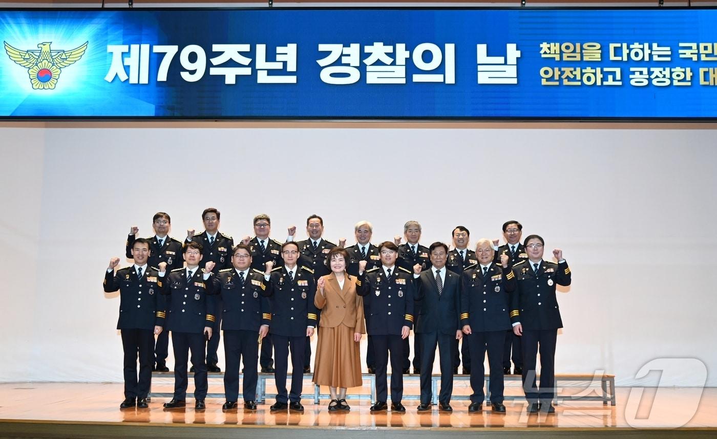 본문 이미지 - 강원경찰청이 21일 강원청 대강당에서 ‘제79주년 경찰의 날 기념식’ 을 갖고 있다.(강원경찰청 제공) 2024.10.21/뉴스1