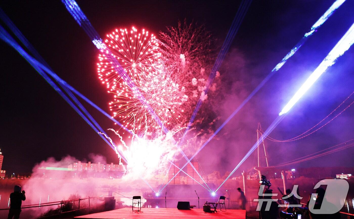 경기 여주시에서 열린 '2024여주오곡나루축제' 폐막식에서 화려한 멀티미디어쇼가 펼쳐지고있다. (여주시 제공) 2024.10.21/뉴스1