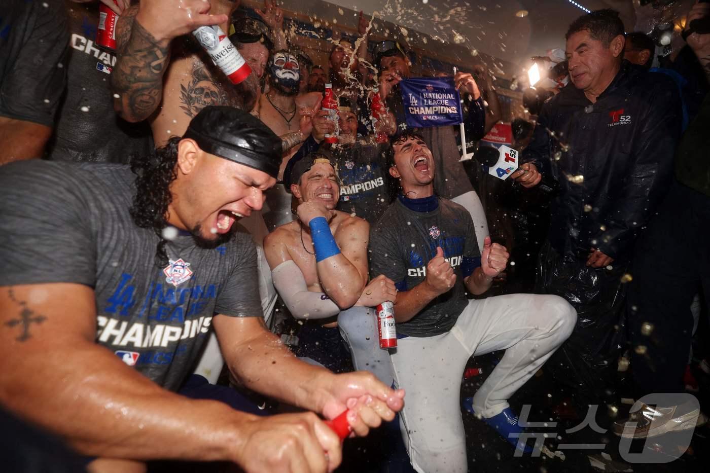 본문 이미지 - 21일(한국시간) 월드시리즈 진출을 확정한 LA 다저스 선수들이 자축 파티를 벌이고 있다. ⓒ AFP=뉴스1