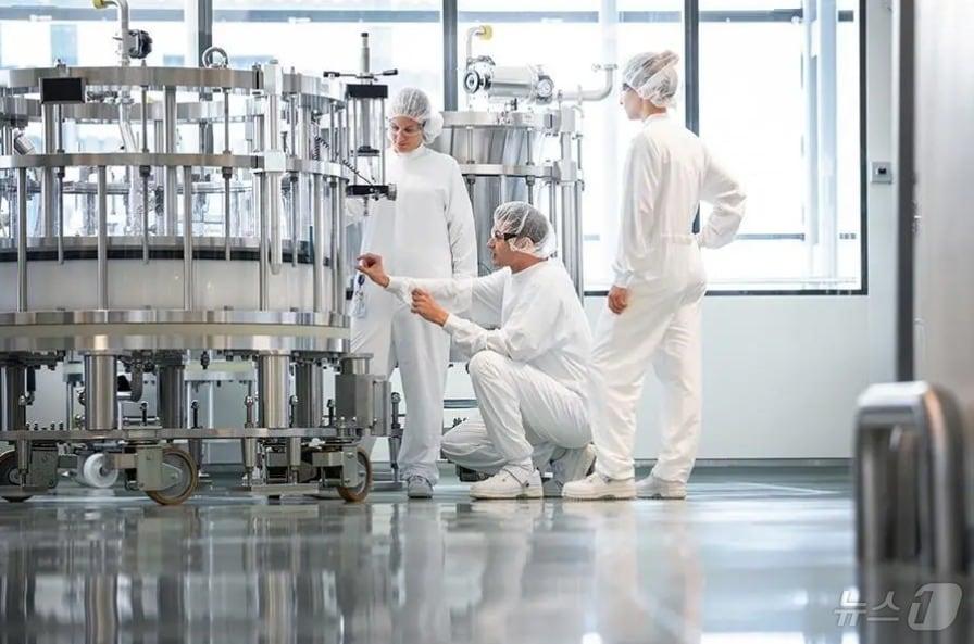 본문 이미지 - 베링거인겔하임 임직원이 의약품 연구개발&#40;R&D&#41;·생산 시설을 둘러보고 있다.&#40;베링거인겔하임 제공&#41;/뉴스1 ⓒ News1