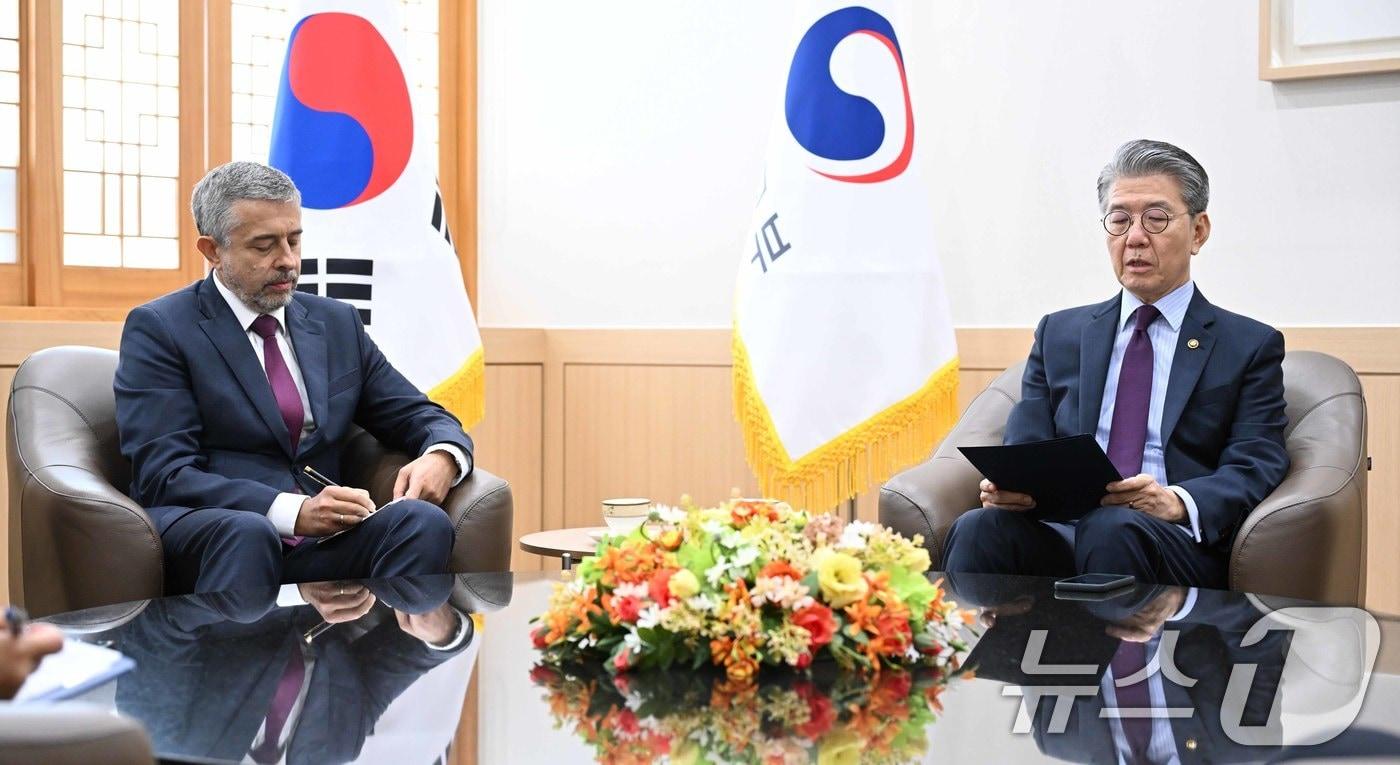 본문 이미지 - 김홍균 외교부 제1차관이 21일 오후 게오르기 지노비예프 주한 러시아대사를 서울 종로구 외교부 청사로 초치했다. 이 자리에서 김 차관은 북한의 러시아 파병 및 우크라이나 전쟁 참전에 대해 엄중히 항의했다. (외교부 제공) 2024.10.21/뉴스1