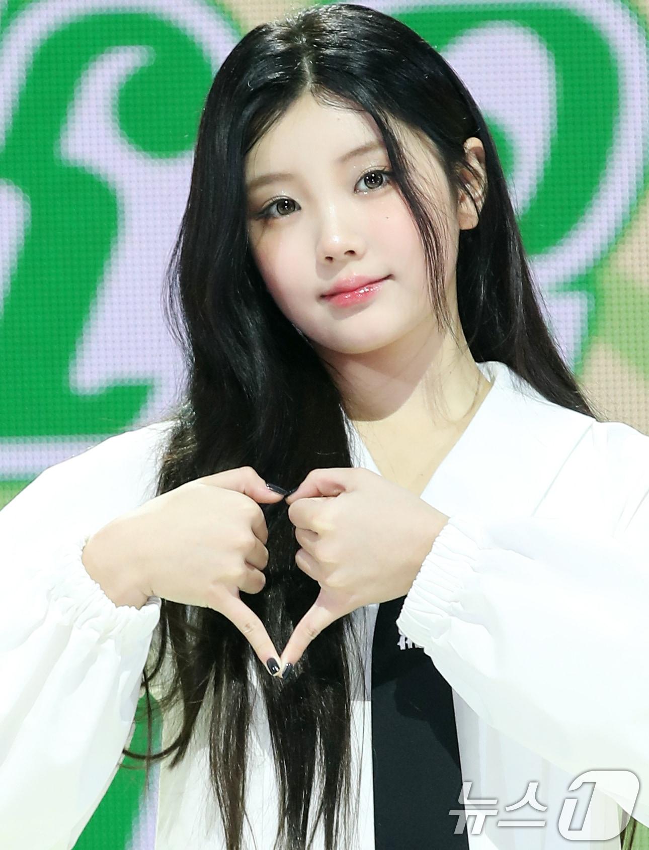 본문 이미지 - 그룹 아일릿의 원희가 21일 오후 서울 광진구 광장동 예스24 라이브홀에서 가진 두 번째 미니앨범 'I'LL LIKE YOU' 발매 기념 쇼케이스에서 포즈를 취하고 있다. 2024.10.21/뉴스1 ⓒ News1 권현진 기자