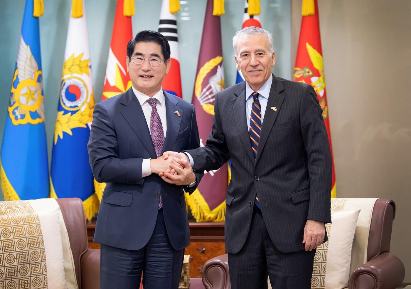 김용현 국방부 장관과 필립 골드버그 주한미국대사.(국방부 제공)