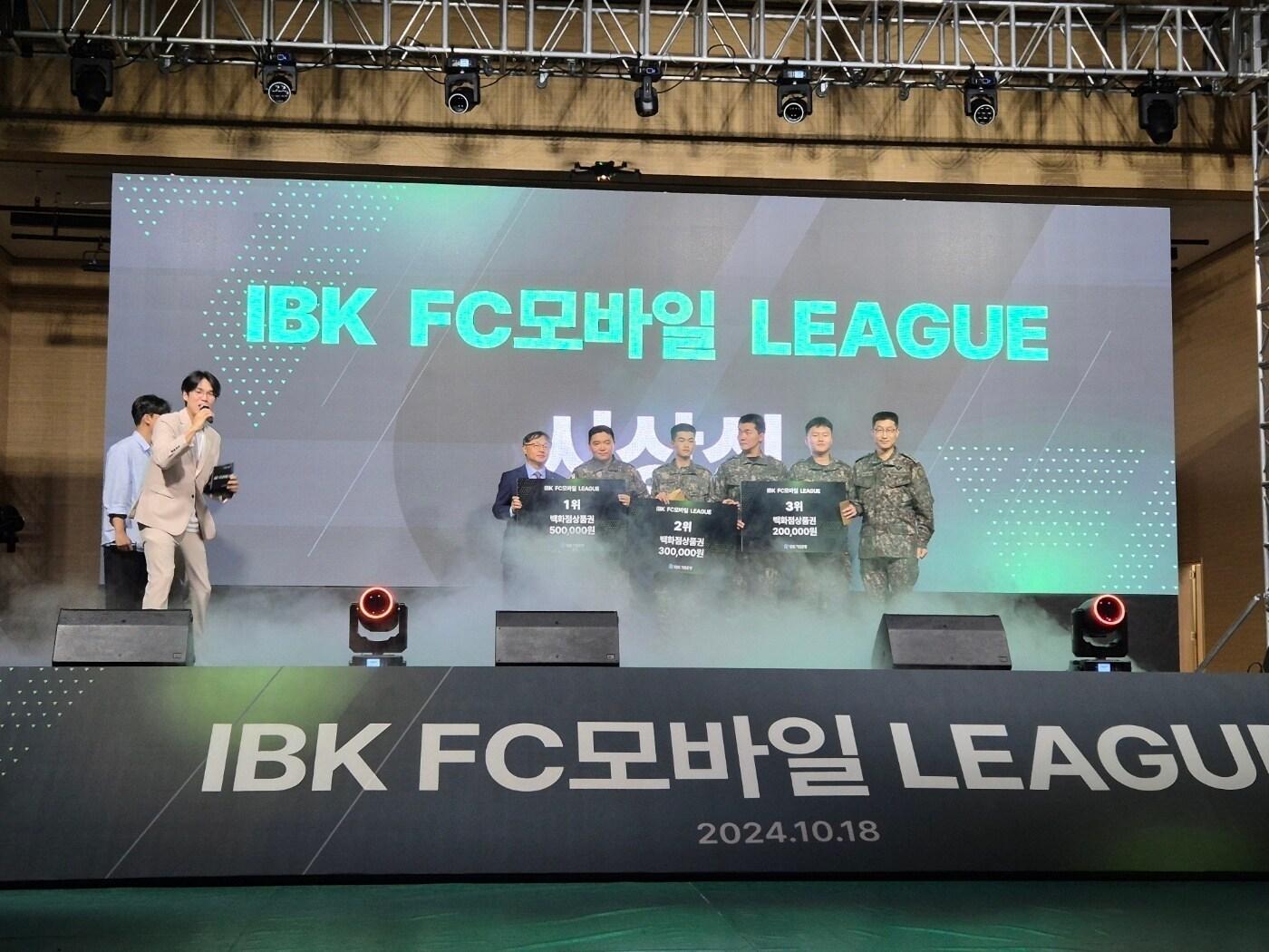 본문 이미지 - 지난 18일 강원도 화천군 사내복합체육관에서 열린 e스포츠 IBK리그전 시상식에서 기업은행 관계자와 수상자들이 기념촬영을 하고 있는 모습. 사진은 IBK기업은행 제공.