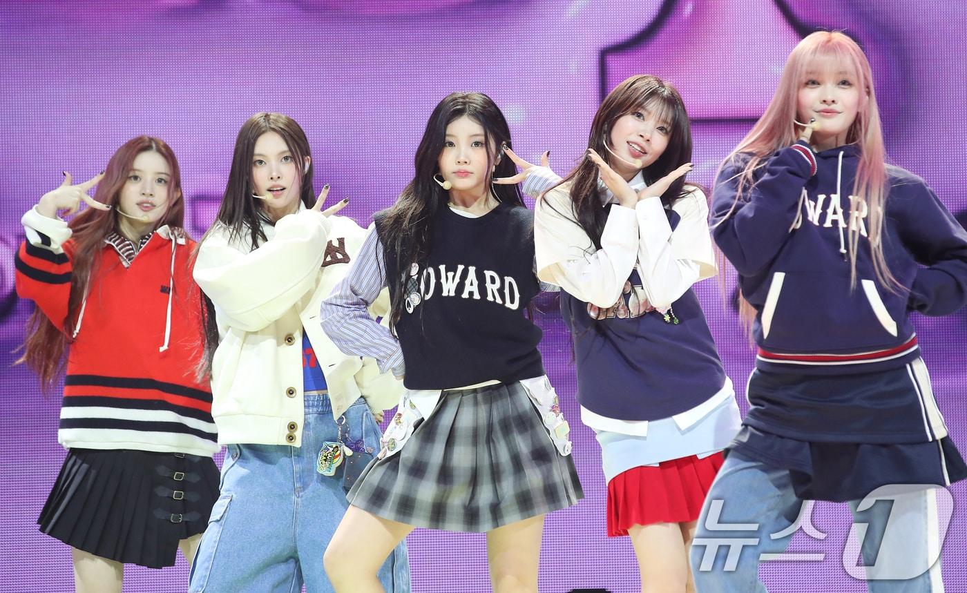 그룹 아일릿이 21일 오후 서울 광진구 광장동 예스24 라이브홀에서 가진 두 번째 미니앨범 'I'LL LIKE YOU' 발매 기념 쇼케이스에서 신곡을 선보이고 있다. 2024.10.21/뉴스1 ⓒ News1 권현진 기자