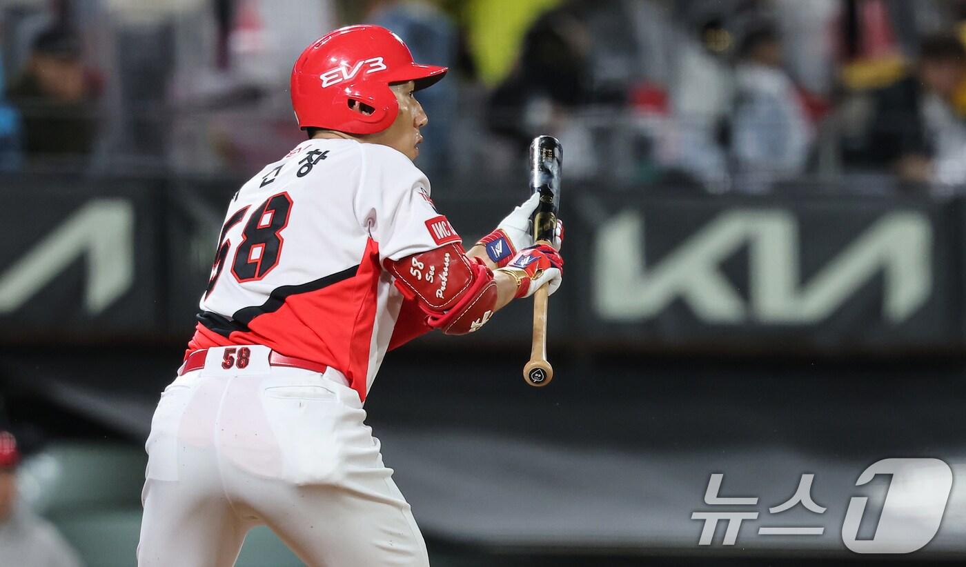 본문 이미지 - 21일 오후 광주 북구 기아챔피언스필드에서 열린 프로야구 '2024 신한 SOL 뱅크 KBO 포스트시즌' 한국시리즈 1차전 삼성 라이온즈와 기아 타이거즈의 경기, 3회말 무사 1루 상황에서 기아 서건창이 보내기 번트를 시도하고 있다. 2024.10.21/뉴스1 ⓒ News1 김도우 기자