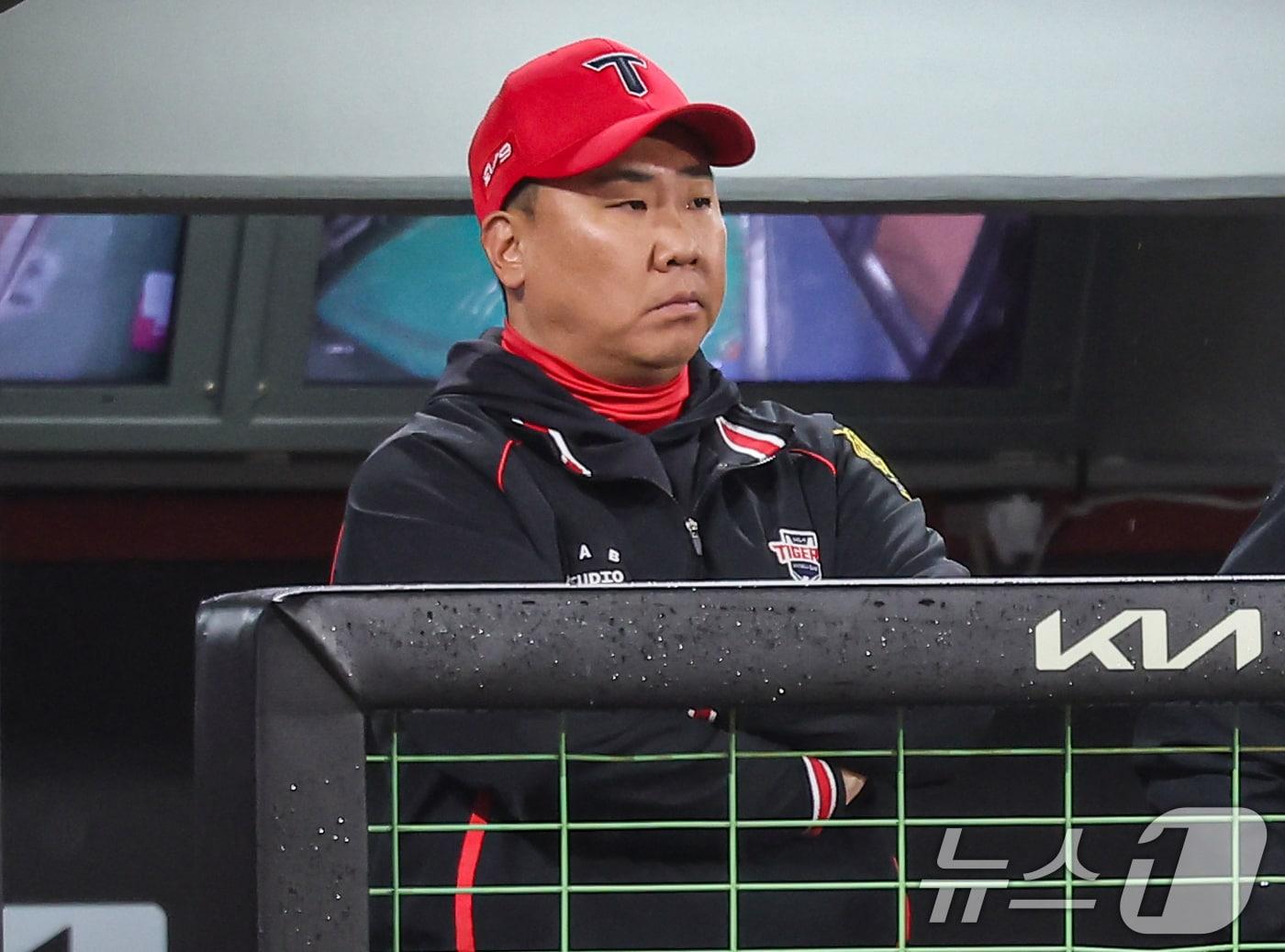 본문 이미지 - 21일 오후 광주 북구 기아챔피언스필드에서 열린 프로야구 '2024 신한 SOL 뱅크 KBO 포스트시즌' 한국시리즈 1차전 삼성 라이온즈와 기아 타이거즈의 경기, 기아 이범호 감독이 경기를 지켜보고 있다. 2024.10.21/뉴스1 ⓒ News1 김도우 기자