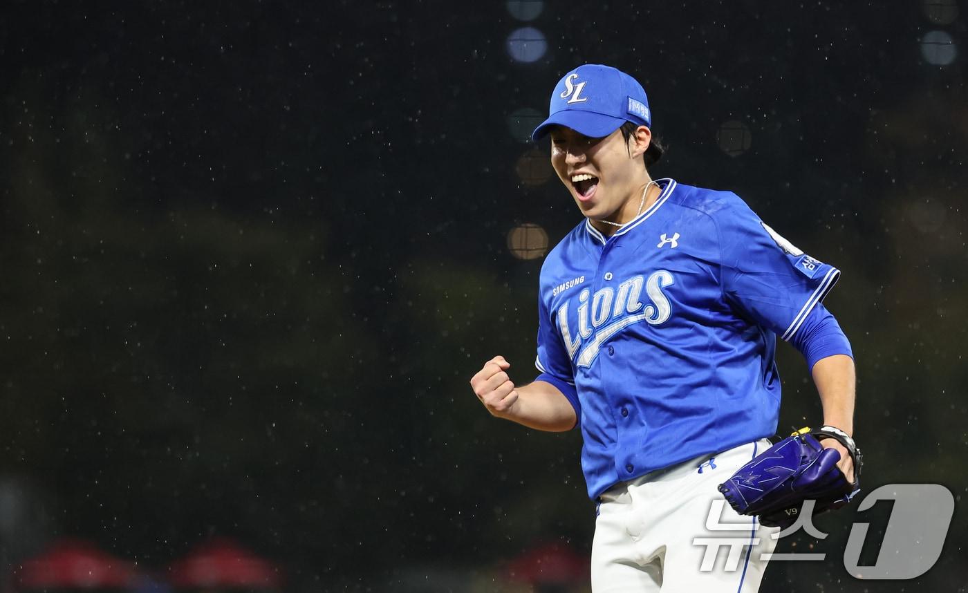 본문 이미지 - 21일 오후 광주 북구 기아챔피언스필드에서 열린 프로야구 '2024 신한 SOL 뱅크 KBO 포스트시즌' 한국시리즈 1차전 삼성 라이온즈와 기아 타이거즈의 경기, 삼성 선발투수 원태인이 4회말 2사 1,2루 상황에서 기아 최원준을 땅볼 처리 후 기뻐하고 있다. 2024.10.21/뉴스1 ⓒ News1 김도우 기자