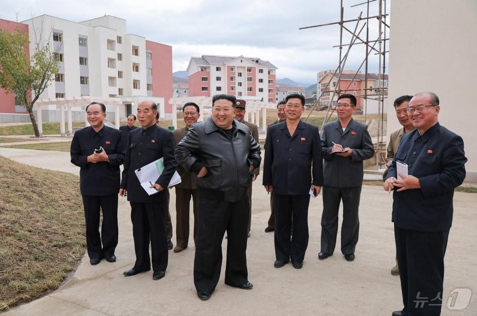 본문 이미지 - (평양 노동신문=뉴스1) = 김정은 노동당 총비서가 지난 21일 자강도 피해복구 건설현장을 현지지도 했다고 당 기관지 노동신문이 22일 보도했다.[국내에서만 사용가능. 재배포 금지. DB 금지. For Use Only in the Republic of Korea. Redistribution Prohibited] rodongphoto@news1.kr