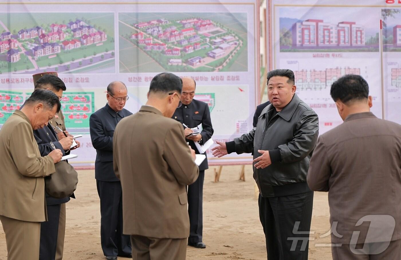 (평양 노동신문=뉴스1) = 김정은 북한 노동당 총비서가 자강도 피해복구 건설 현장을 현지지도하는 모습. [국내에서만 사용가능. 재배포 금지. DB 금지. For Use Only in the Republic of Korea. Redistribution Prohibited] rodongphoto@news1.kr