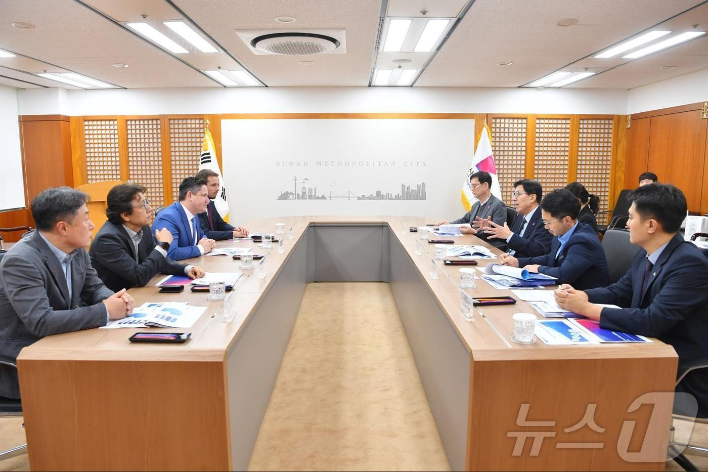 21일 오후 부산시청에서 박형준 부산시장과 대표 마크 페트 등 관계자들이 부산 미래항공산업 생태계 육성 등을 위해 논의하고 있다.2024,10,21(부산시청 제공)