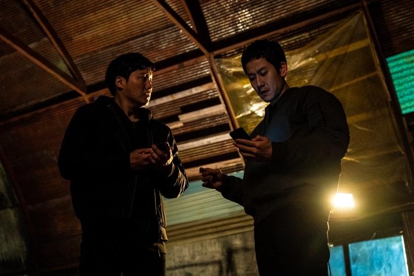 본문 이미지 - '더러운 돈에 손대지 마라' 스틸컷