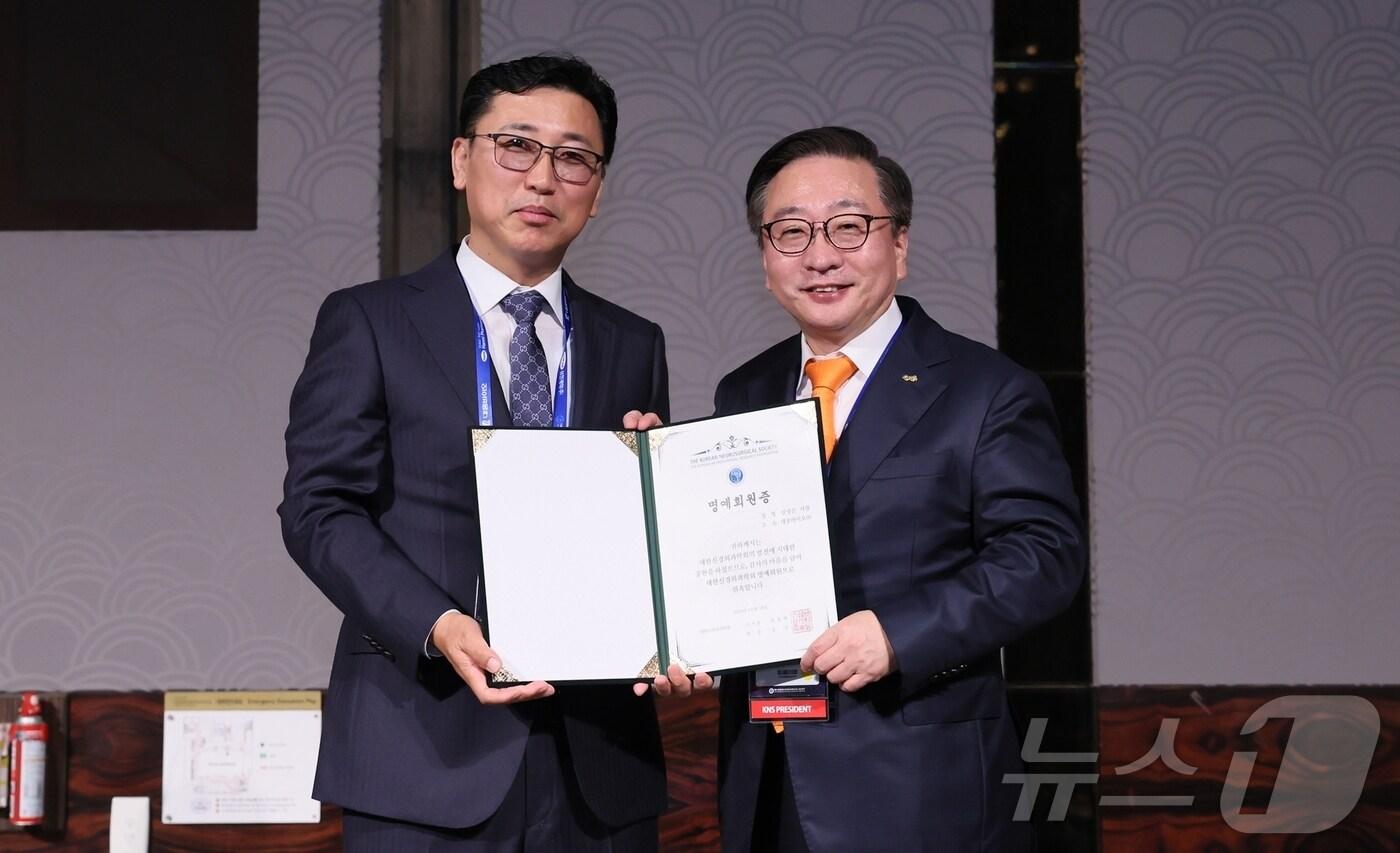 본문 이미지 - 진성곤 대웅바이오 대표(왼쪽)가 '대한신경외과학회 추계학술대회'에서 명예회원증을 받고 권정택 대한신경외과학회 이사장과 기념촬영을 하고 있다.(대웅바이오 제공)/뉴스1 ⓒ News1