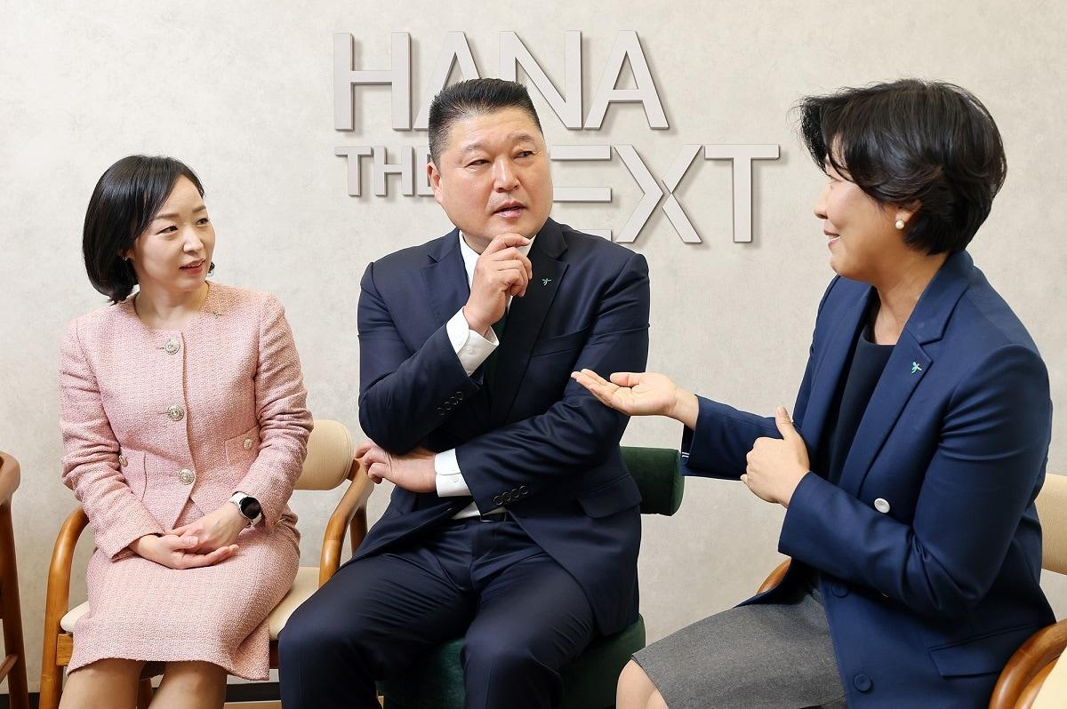 본문 이미지 - 하나금융그룹 신규 브랜드 '하나 더 넥스트'의 광고모델로 발탁된 방송인 강호동(왼쪽에서 두번째)이 '하나 더 넥스트' 라운지 1호점을 방문해 시니어 전문 상담 인력 '하나 더 넥스트 매니저'와 상담을 진행하고 있다. (하나금융그룹 제공)