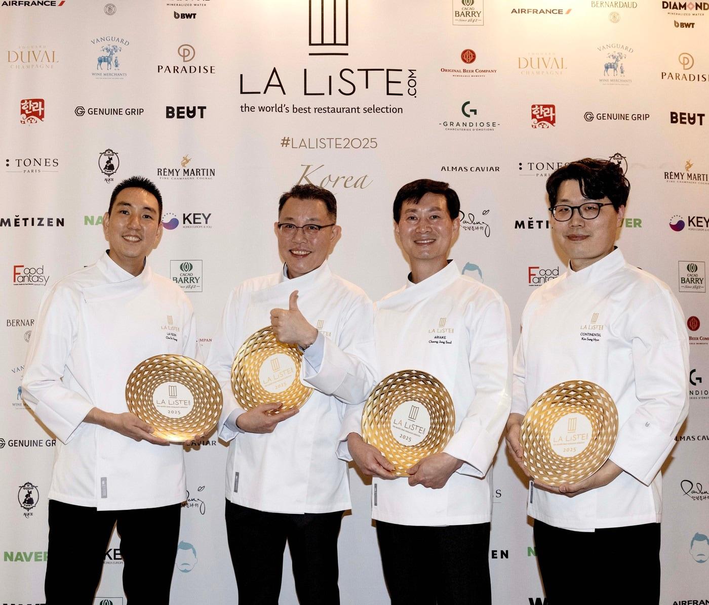 본문 이미지 - 지난 21일 열린 '라 리스트 2025 한국 시상식'에서 '라 리스트 2025 월드 톱 1000'을 수상한 서울신라호텔 셰프들.(호텔신라 제공).