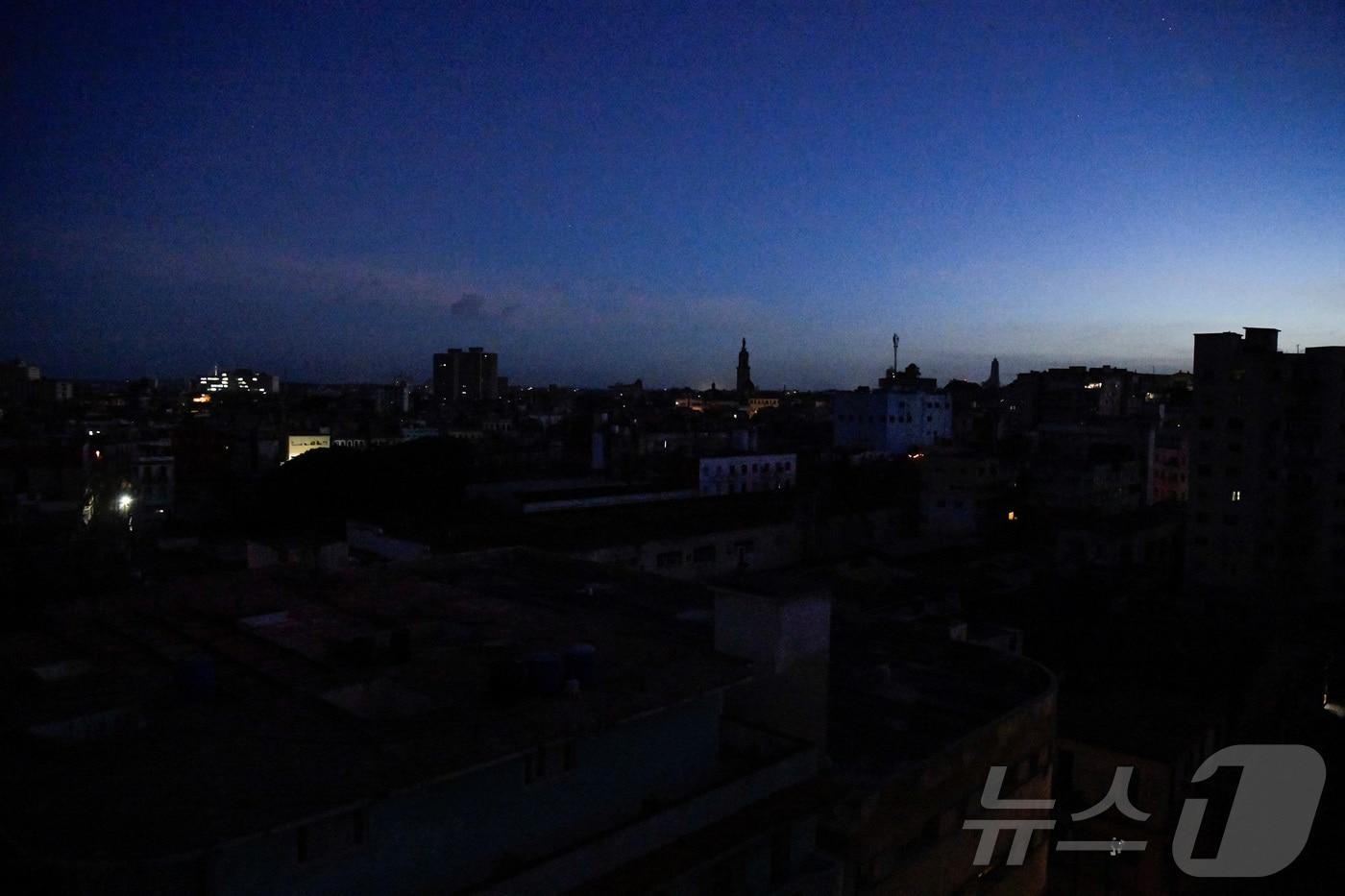 본문 이미지 - 20일(현지시간) 쿠바 수도 아바나가 대규모 정전으로 어두워진 모습. 2024.10.20 ⓒ 로이터=뉴스1