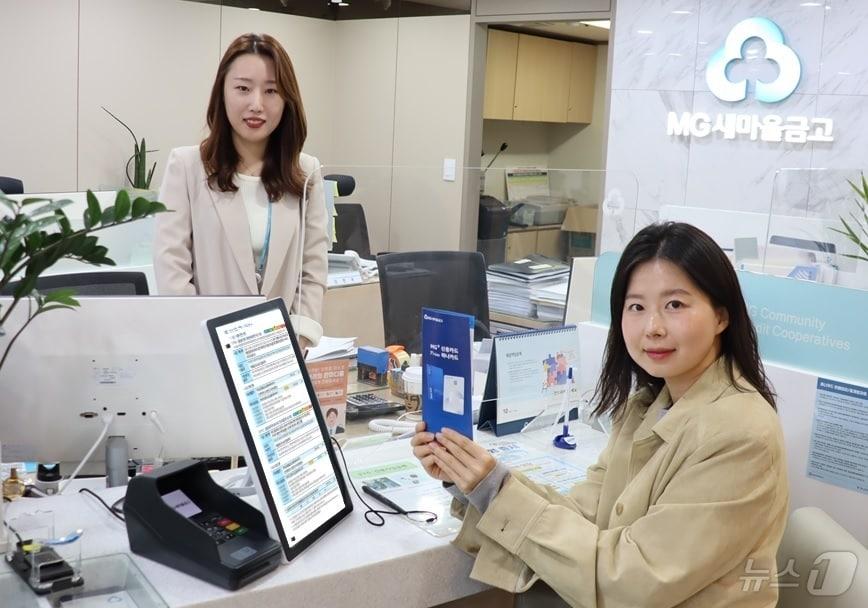 본문 이미지 - 출시 첫 날 명동 새마을금고 본점에서 ‘MG+ 신용카드 Primo 하나카드’를 발급받고 있는 모습/사진제공=하나카드