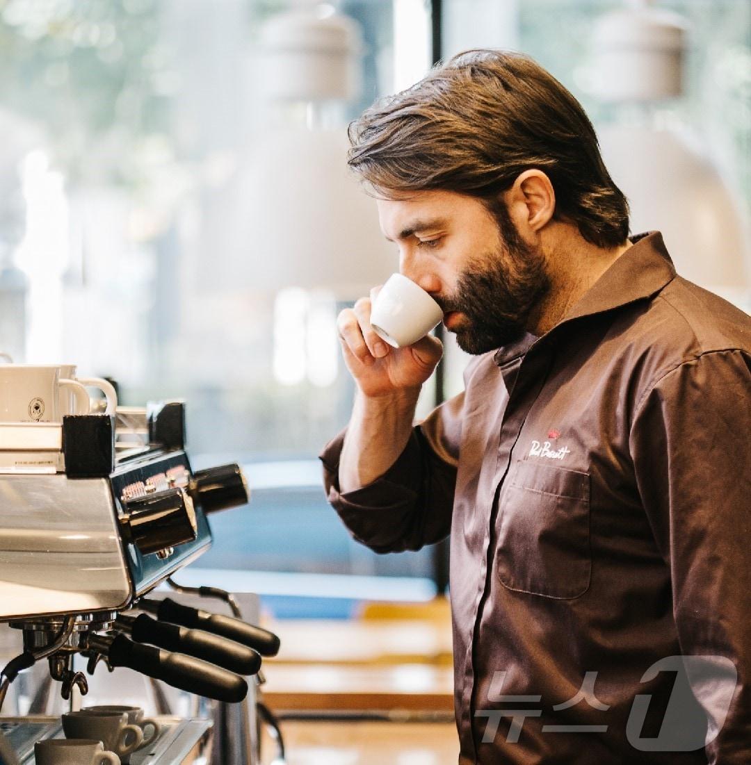 본문 이미지 - 폴 바셋에서 브랜드 엠버서더 바리스타 '폴 바셋'이 커피 추출행사를 진행한다.(매일유업 제공)