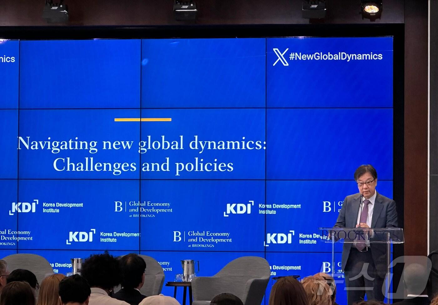 본문 이미지 - 조동철 KDI 원장이 21일(현지시간) 미국 워싱턴DC 브루킹스연구소에서 개최한 'KDI-브루킹스연구소 공동연구 보고서' 발간회에서 개회사를 하고 있다.(KDI 제공) ⓒ News1 김유승 기자