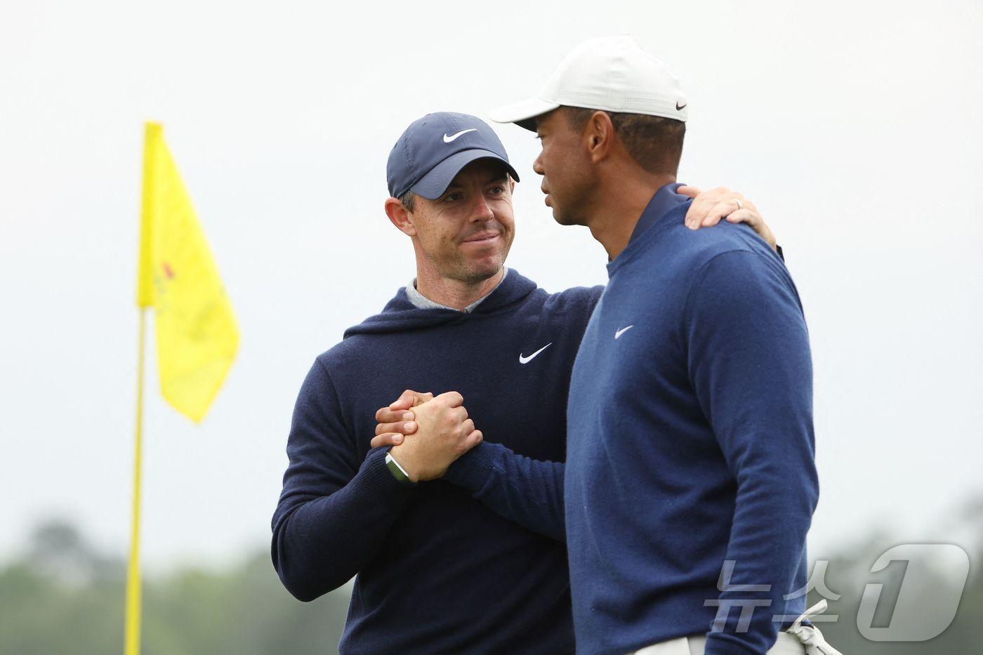 TGL을 주도하는 로리 매킬로이(왼쪽)와 타이거 우즈. ⓒ AFP=뉴스1