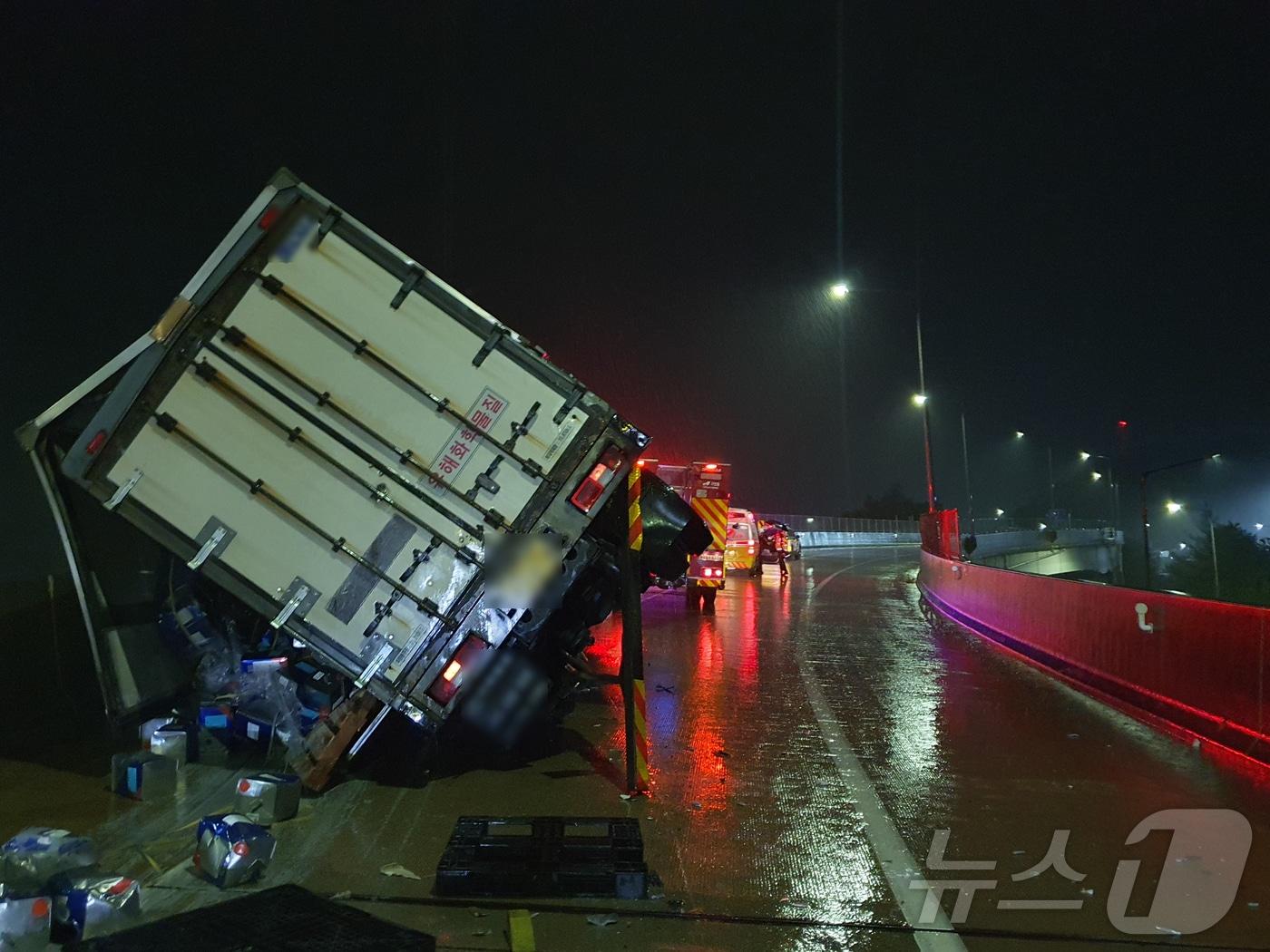 본문 이미지 - 22일 오전 1시 43분쯤 부산 금정구 부산외곽순환고속도로 노포분기점 램프 구간에서 운행 중이던 17톤 화물차가 빗길에 미끄러졌다.(부산경찰청 제공) 