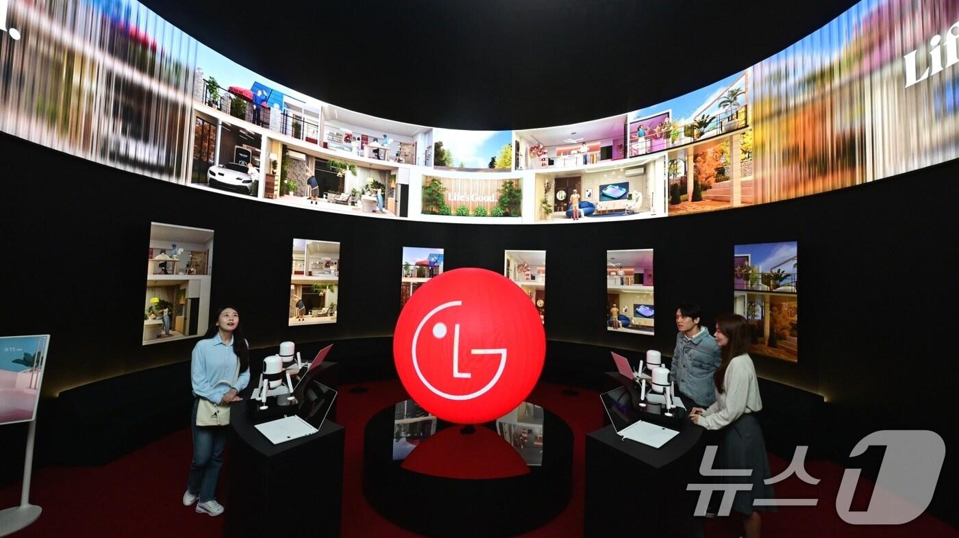 LG전자가 22일 서울 삼성동 코엑스에서 열리는 제 55회 한국전자전(KES 2024)에 참가한다고 밝혔다. 이번 전시를 관람객이 더욱 몰입해서 체험하도록 약 900m2 규모 전시관을 극장 콘셉트로 꾸미고 생성형 AI 기반의 AI홈 솔루션을 선보인다. 관람객들이 'LG AI홈' 솔루션 관련 미디어아트를 감상하고 있다. (LG전자 제공) 2024.10.22/뉴스1