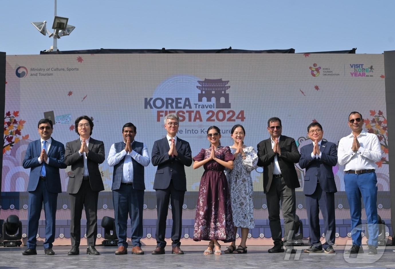 본문 이미지 - 지난 19일&#40;현지시간&#41; 뉴델리 LDF 애비뉴 사켓 쇼핑몰에서 열린 인도 K-관광 로드쇼 개막식&#40;한국관광공사 제공&#41;