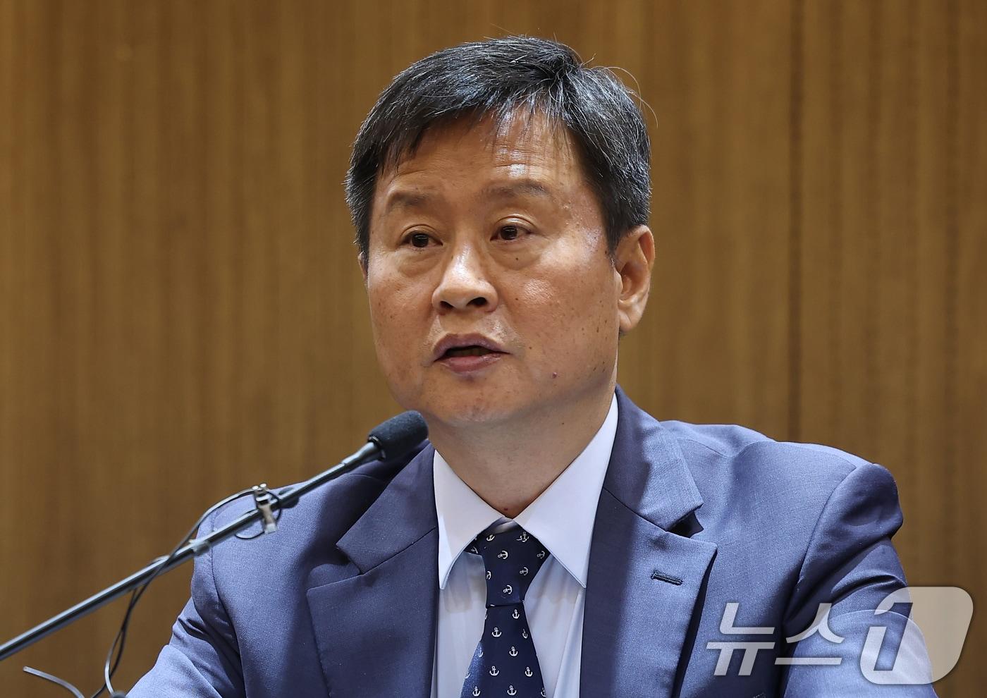 본문 이미지 - 박기덕 고려아연 사장이 22일 오전 서울 한 호텔에서 자사주 공개 매수 종결을 하루 앞두고 연 기자회견에서 취재진 질문에 답하고 있다. (공동취재) 2024.10.22/뉴스1 ⓒ News1 박세연 기자