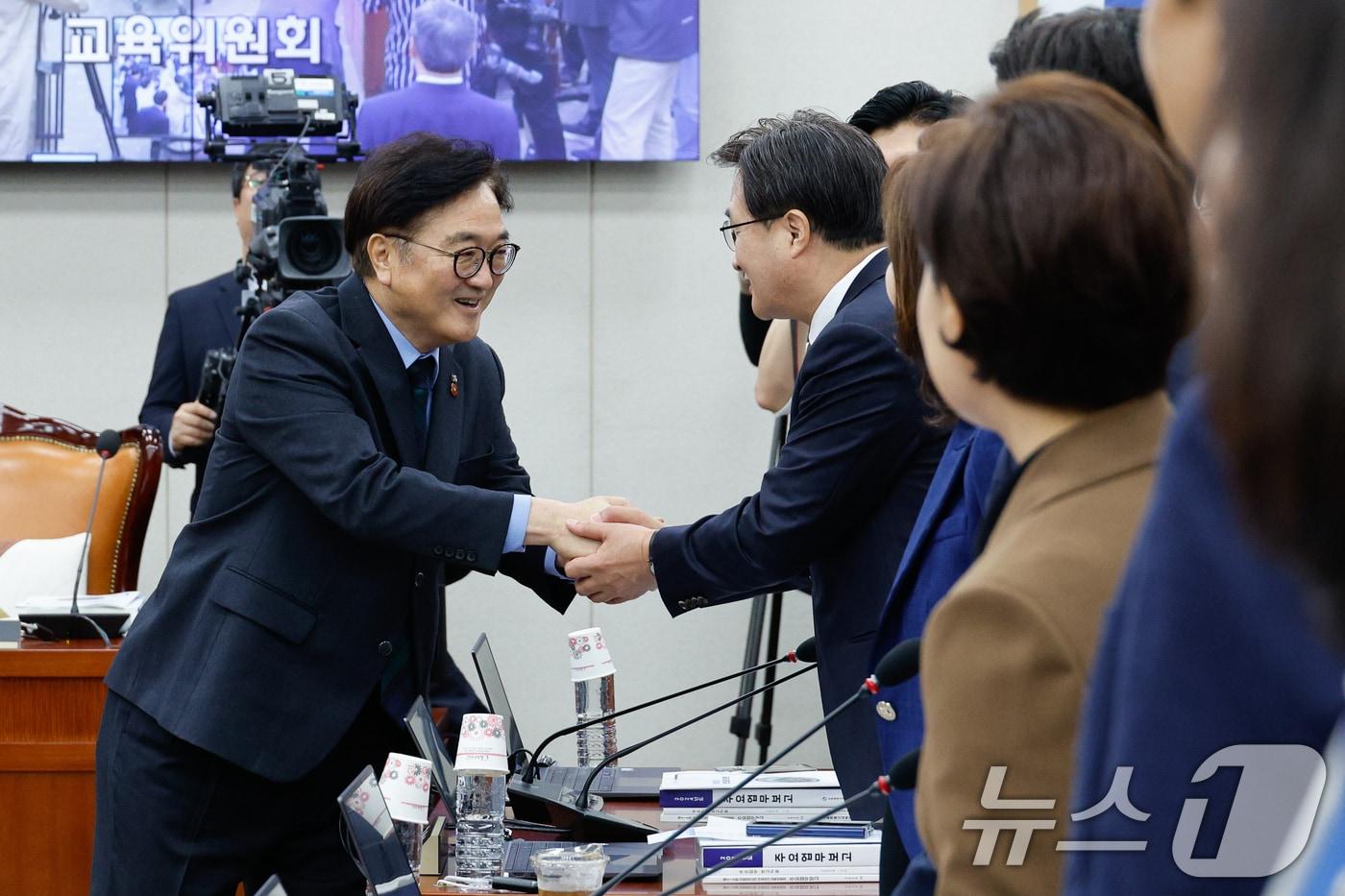 본문 이미지 - 우원식 국회의장이 22일 오전 서울 여의도 국회 교육위원회에서 열린 서울특별시교육청·인천광역시교육청·경기도교육청 국정감사를 격려방문, 김대식 국민의힘 의원과 악수하고 있다. 2024.10.22/뉴스1 ⓒ News1 안은나 기자