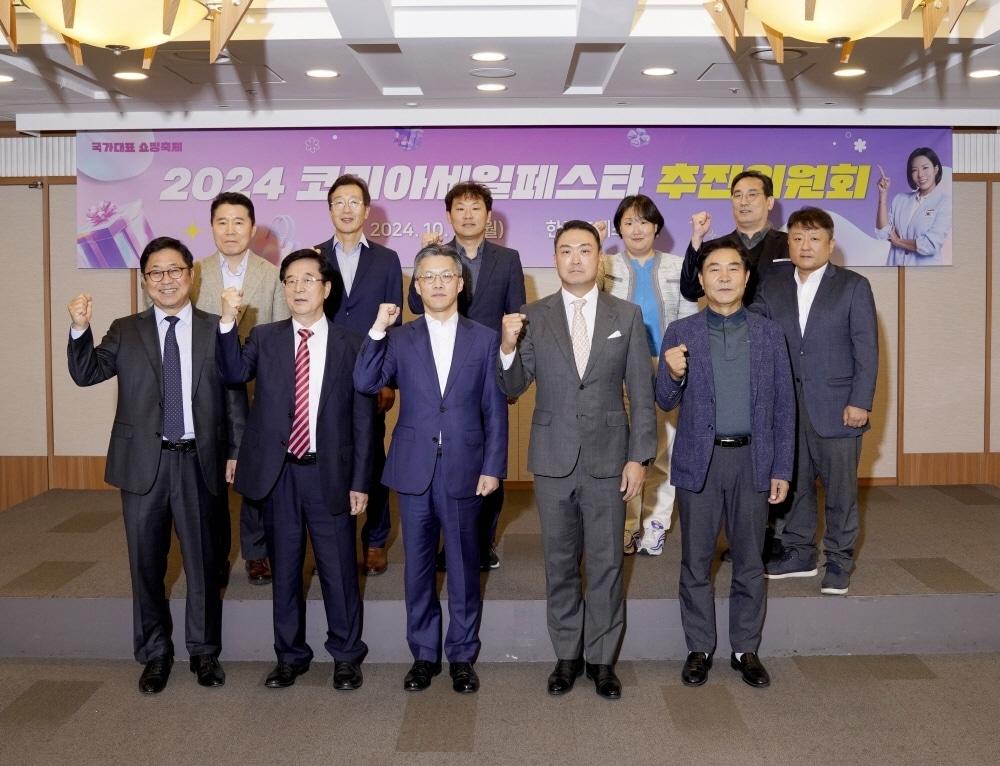 본문 이미지 - 앞줄 오른쪽부터 한국온라인쇼핑협회 김윤태 상근부회장, 한국체인스토어협회 강성현 회장(공동추진위원장), 산업통상자원부 오승철 산업기반실장, 한국프랜차이즈산업협회 강석우 상근부회장, 한국편의점산업협회 염규석 상근부회장/ 뒷줄 오른쪽부터 한국백화점협회 박한수 부장, 한국소비자단체협의회 최우성 사무국장, 소비자공익네트워크 안혜리 사무국장, 한국수퍼마켓협동조합연합회 곽노준 본부장, 대한상공회의소 유통물류진흥원 장근무 원장, 한국수퍼체인유통사업협동조합 김승훈 전무 / 코리아세일페스타 추진위원회 제공