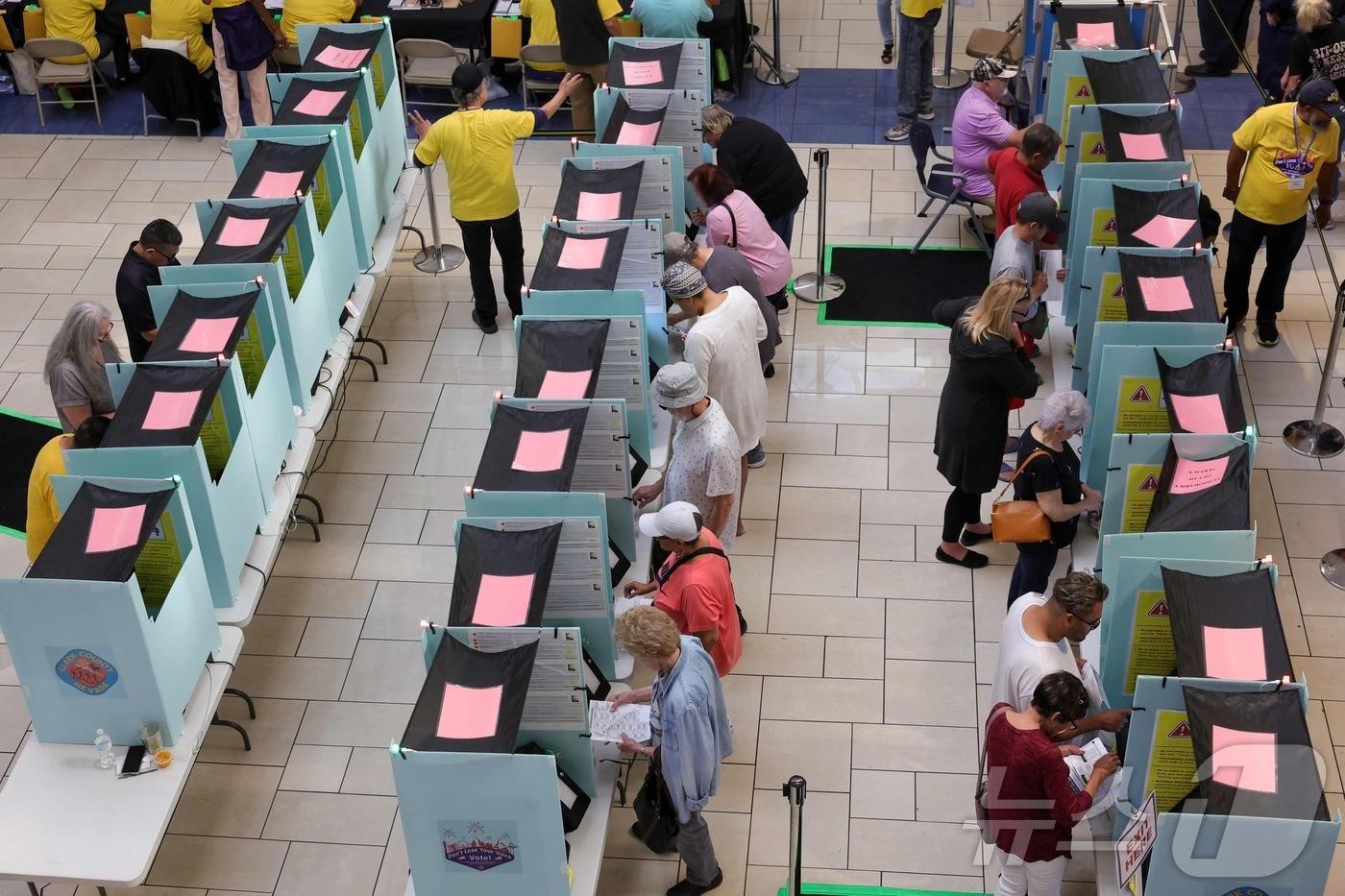 21일&#40;현지시간&#41; 미국 네바다주 라스베이거스의 메도스 몰에서 유권자들이 대선 사전투표를 하고 있다. 핵심 경합주에서의 사전투표는 지난 19일 시작돼 다음달 1일까지 진행된다. 2024.10.21 ⓒ AFP=뉴스1 ⓒ News1 김지완 기자