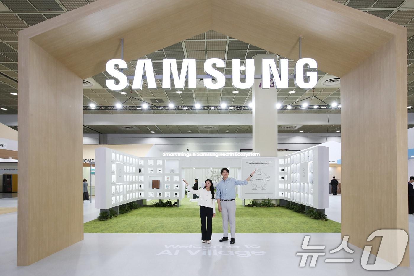 삼성전자가 오는 25일 서울 강남구 코엑스에서 열리는 국내 최대 전자·IT 산업 전시회 &#39;한국전자전&#40;KES 2024&#41;&#39;에 참가, &#39;AI 빌리지&#39;를 조성한다고 22일 밝혔다. AI 빌리지는 가족 구성원에게 최적화된 AI 경험을 제공하는 &#39;AI 홈&#39;, 근무 환경 관리로 업무 효율을 높이는 &#39;AI 오피스&#39;, 효율적인 매장 관리가 가능한 &#39;AI 스토어&#39;로 구성된다. &#40;삼성전자 제공&#41; 2024.10.22/뉴스1