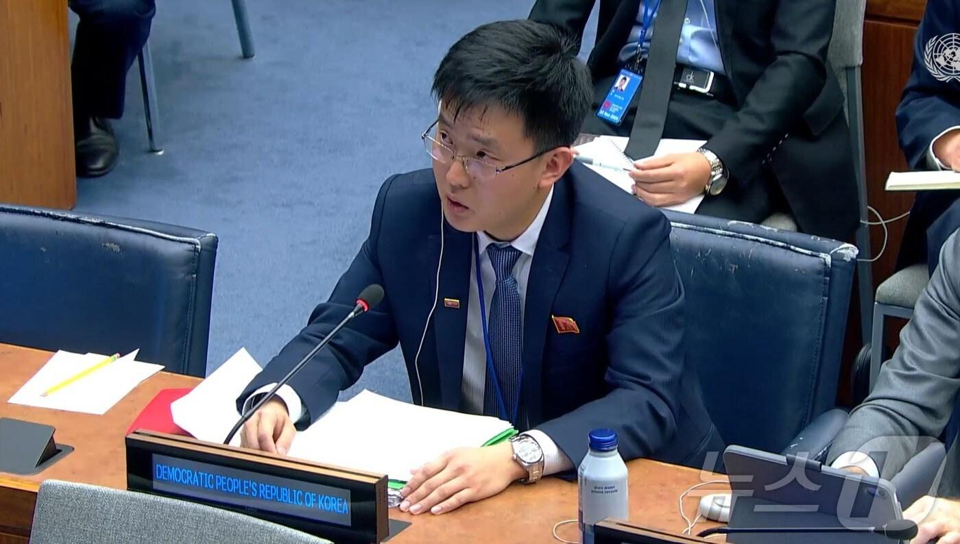 21일(현지시간) 미국 뉴욕 유엔본부에서 열린 유엔총회 제1위원회(군축 및 국제안본담당) 회의에서 북한 대표부 관계자가 답변하고 있다.<유엔TV 캡처>