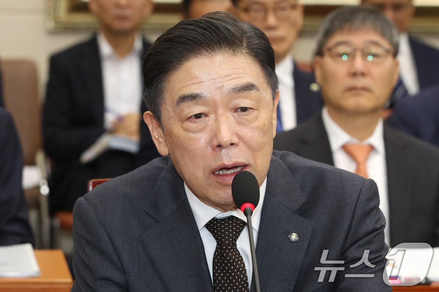 김형석 독립기념관장이 지난해 10월 22일 오전 서울 여의도 국회에서 열린 정무위원회의 국가보훈부, 독립기념관 등에 대한 국정감사에 출석해 의원 질의에 답하고 있다. 2024.10.22/뉴스1 ⓒ News1 이광호 기자