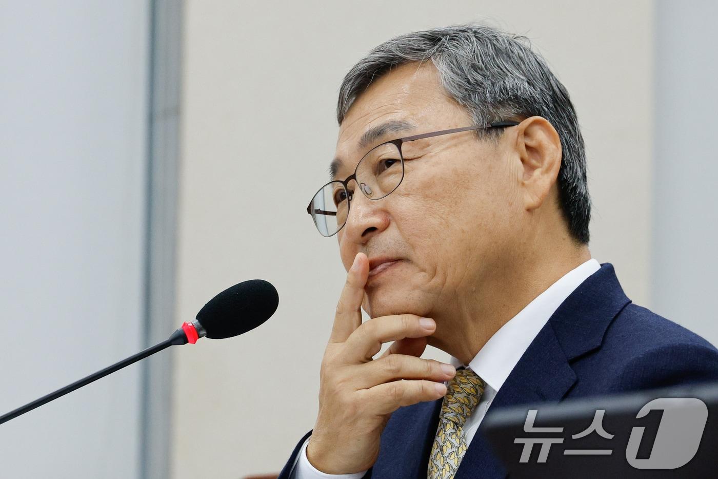 본문 이미지 - 정근식 서울시교육감이 22일 오전 서울 여의도 국회 교육위원회에서 열린 서울특별시교육청·인천광역시교육청·경기도교육청 국정감사에서 의원 질의를 듣고 있다. 2024.10.22/뉴스1 ⓒ News1 안은나 기자