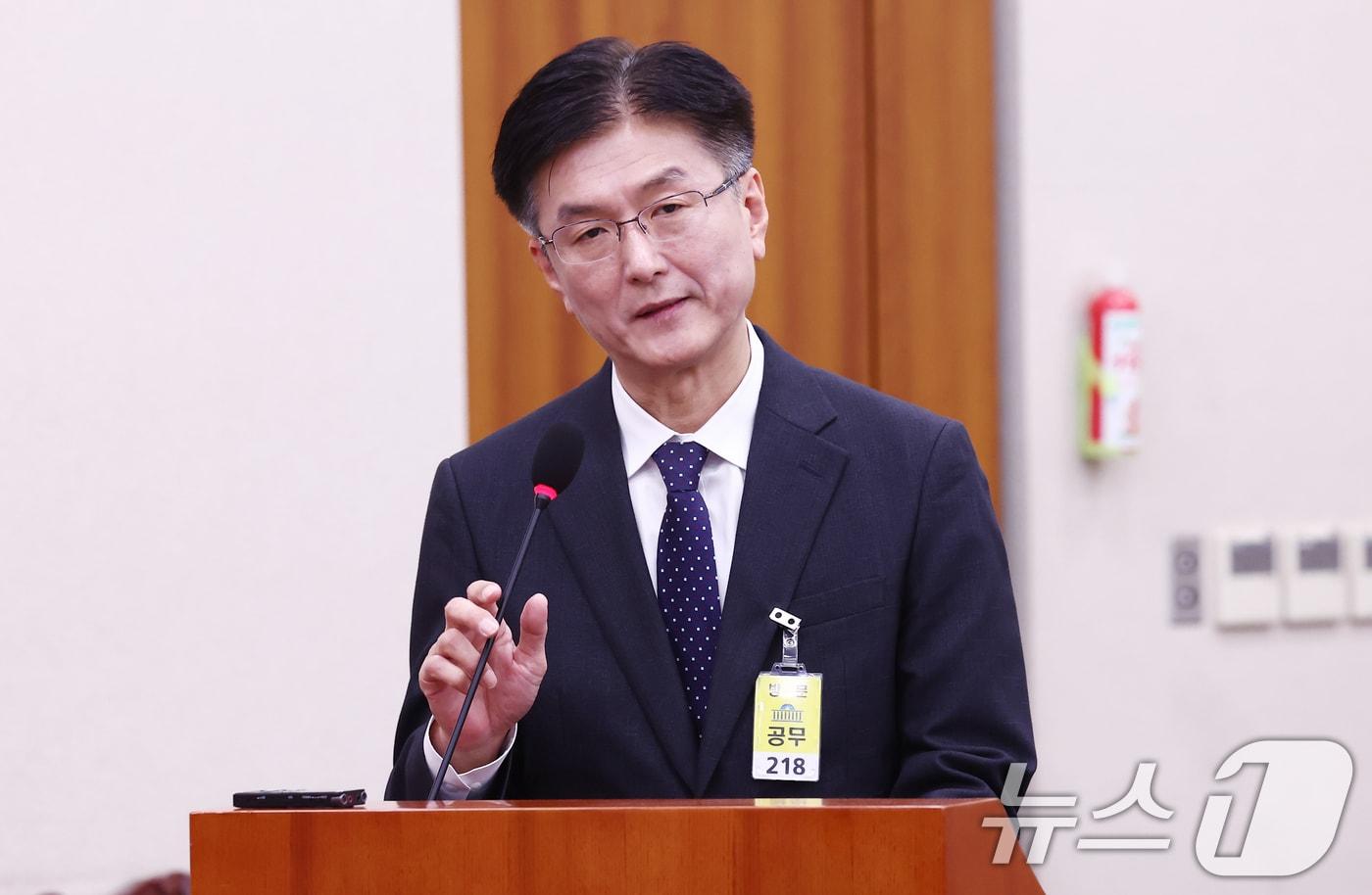 본문 이미지 - 김세윤 수원지방법원장이 22일 오전 서울 여의도 국회 법제사법위원회에서 열린 서울중앙지방법원, 서울고등법원 등에 대한 국정감사에 출석, 의원 질의에 답변하고 있다. 2024.10.22/뉴스1 ⓒ News1 김민지 기자