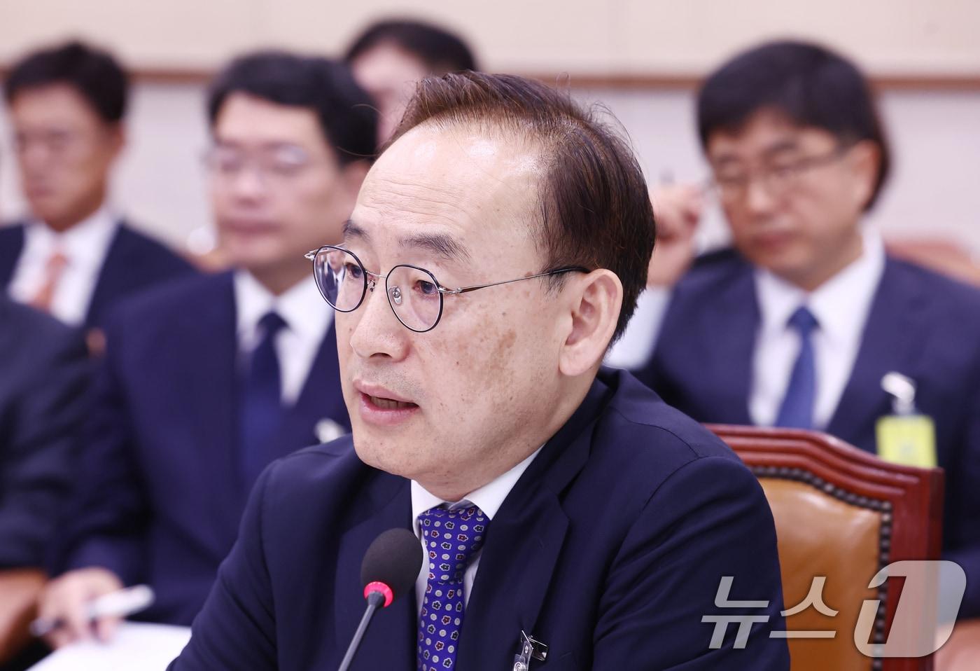 본문 이미지 - 김정중 서울중앙지방법원장이 22일 오전 서울 여의도 국회 법제사법위원회에서 열린 서울고등법원, 서울중앙지방법원 등에 대한 국정감사에서 의원 질의에 답변하고 있다. 2024.10.22/뉴스1 ⓒ News1 김민지 기자