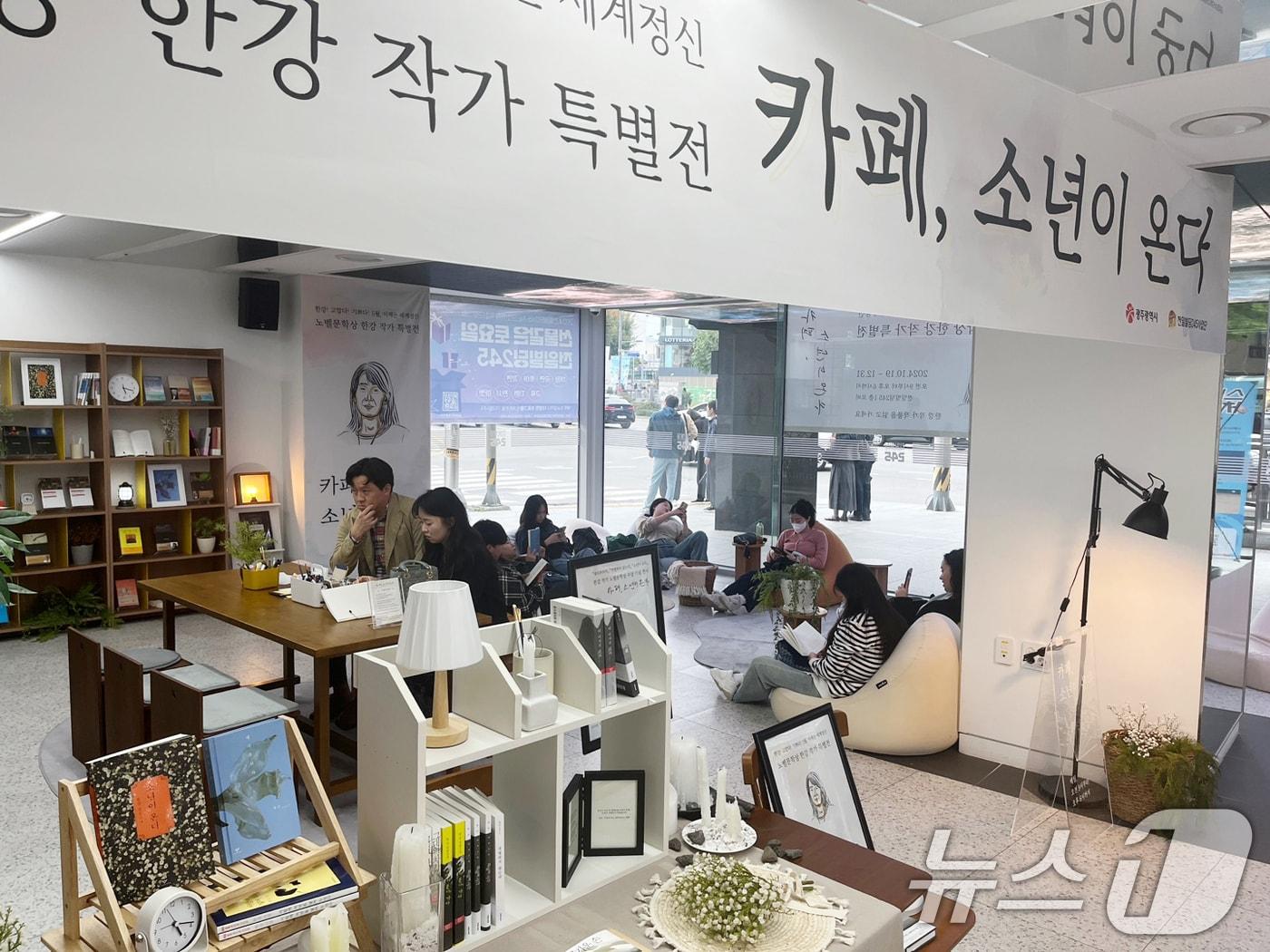 본문 이미지 - 5.18민주화운동의 역사적 현장인 광주 전일빌딩245에 설치된 '소년이 온다 미니 북카페'.(광주시 제공)/뉴스1 