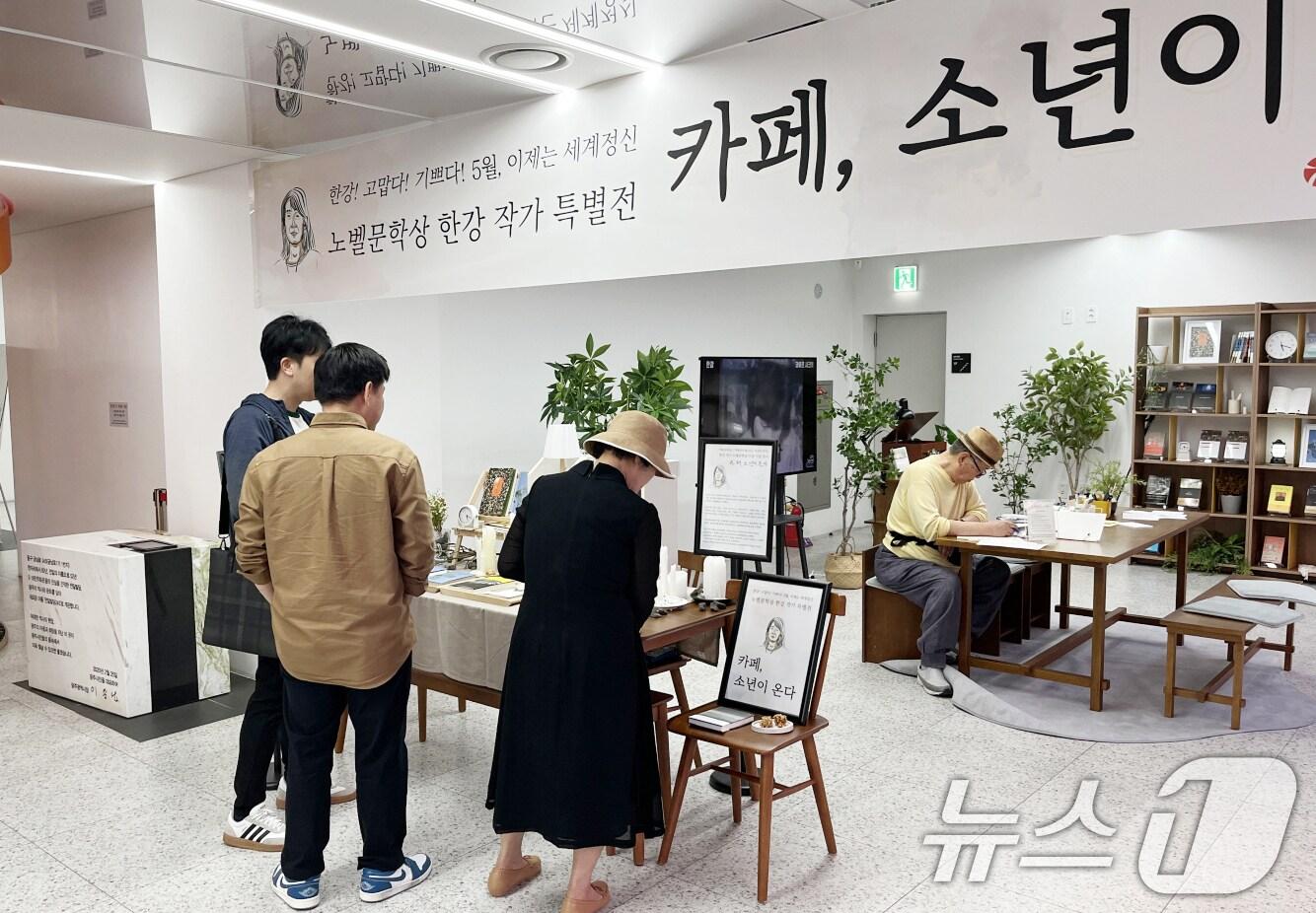 본문 이미지 - 전일빌딩245에 설치된 '소년이 온다 미니 북카페'.(광주시 제공)/뉴스1