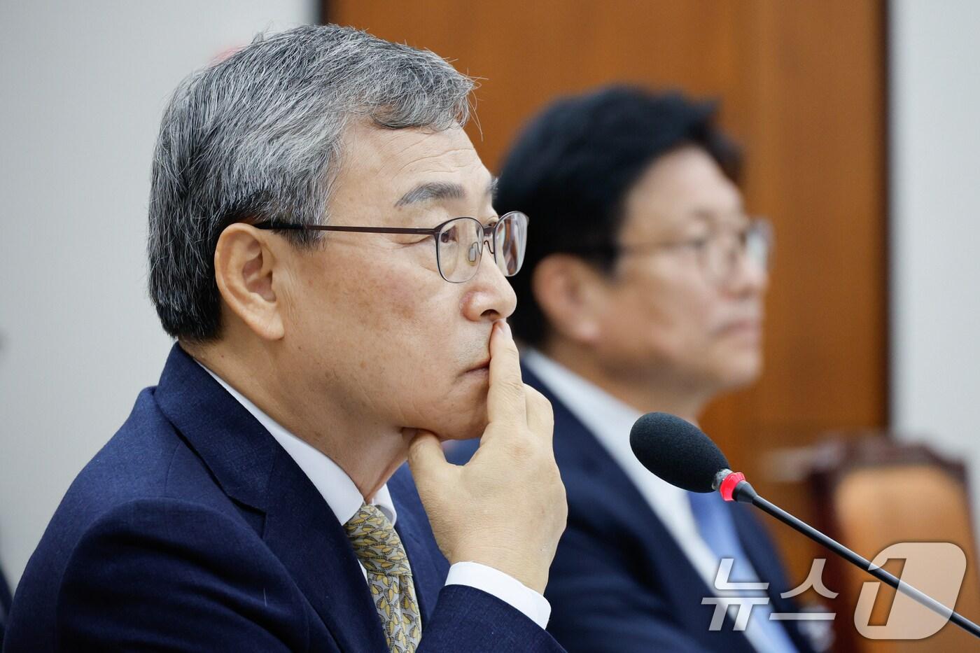 본문 이미지 - 정근식 서울시교육감이 22일 오전 서울 여의도 국회 교육위원회에서 열린 서울특별시교육청·인천광역시교육청·경기도교육청 국정감사에서 의원 질의를 듣고 있다. 2024.10.22/뉴스1 ⓒ News1 안은나 기자