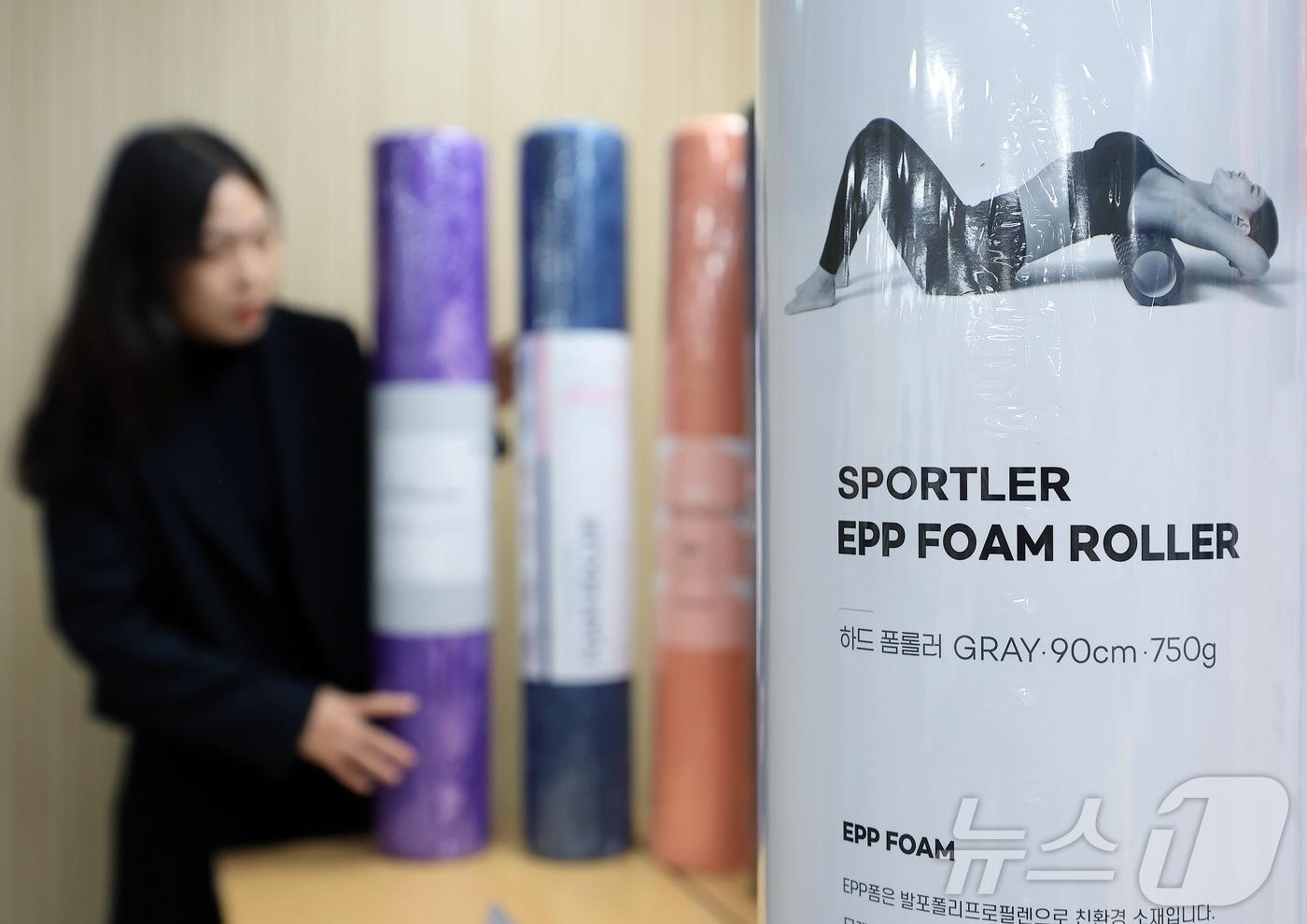 본문 이미지 - 서울 송파구 문정동 한국소비자원 서울강원지원에서 관계자가 품질 및 안전성 시험·평가를 받은 대표적인 실내 스트레칭 운동용품인 폼롤러 20개 제품에 대해 설명하고 있다. 2024.10.22 ⓒ 뉴스1 박정호 기자