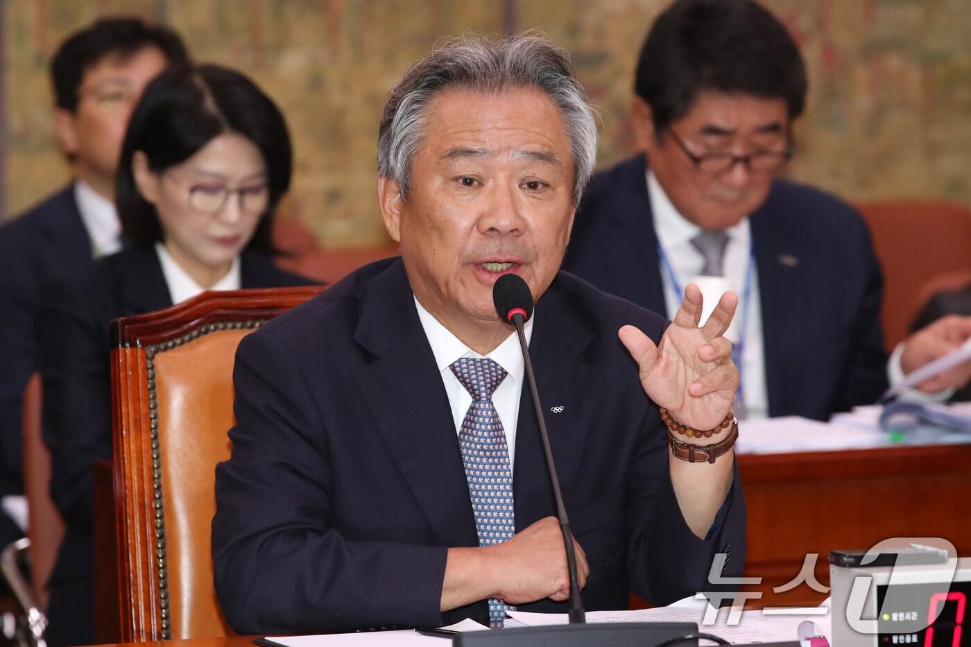 본문 이미지 - 이기흥 대한체육회장이 22일 오전 서울 여의도 국회에서 열린 문화체육관광위원회의 대한체육회와 서울올림픽기념국민체육진흥공단, 대한장애인체육회, 태권도진흥재단, 한국체육산업개발, 스포츠윤리센터에 대한 국정감사에서 의원 질의에 답하고 있다. 2024.10.22/뉴스1 ⓒ News1 이광호 기자