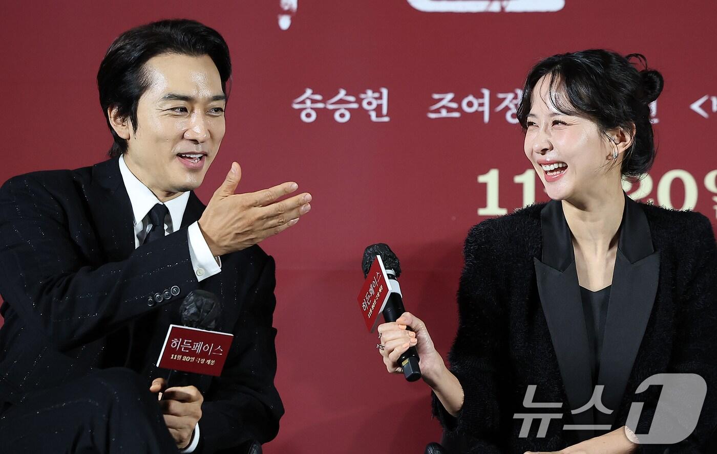 배우 송승헌과, 조여정이 22일 서울 광진구 건대 롯데시네마에서 열린 영화 '히든페이스' 제작보고회에 참석해 환하게 웃고 있다. 영화 ‘히든페이스’는 실종된 약혼녀 ‘수연’(조여정)의 행방을 쫓던 ‘성진’(송승헌) 앞에 ‘수연’ 후배 ‘미주’(박지현)가 나타나고, 사라진 줄 알았던 ‘수연’이 그들과 가장 가까운 비밀의 공간에 갇힌 채 벗겨진 민낯을 목격하며 벌어지는 색(色)다른 밀실 스릴러다. 오는 11월 20일 개봉. 2024.10.22/뉴스1 ⓒ News1 김진환 기자