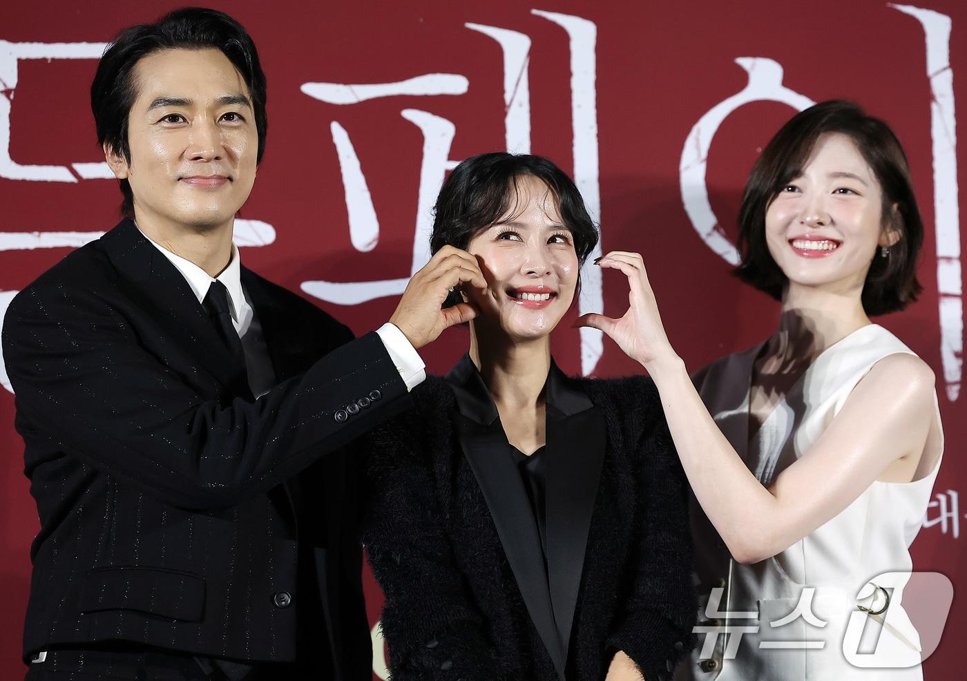 본문 이미지 - 배우 송승헌(왼쪽부터), 조여정, 박지현이 22일 서울 광진구 건대 롯데시네마에서 열린 영화 '히든페이스' 제작보고회에 참석해 포즈를 취하고 있다. 영화 ‘히든페이스’는 실종된 약혼녀 ‘수연’(조여정)의 행방을 쫓던 ‘성진’(송승헌) 앞에 ‘수연’ 후배 ‘미주’(박지현)가 나타나고, 사라진 줄 알았던 ‘수연’이 그들과 가장 가까운 비밀의 공간에 갇힌 채 벗겨진 민낯을 목격하며 벌어지는 색(色)다른 밀실 스릴러다. 오는 11월 20일 개봉. 2024.10.22/뉴스1 ⓒ News1 김진환 기자