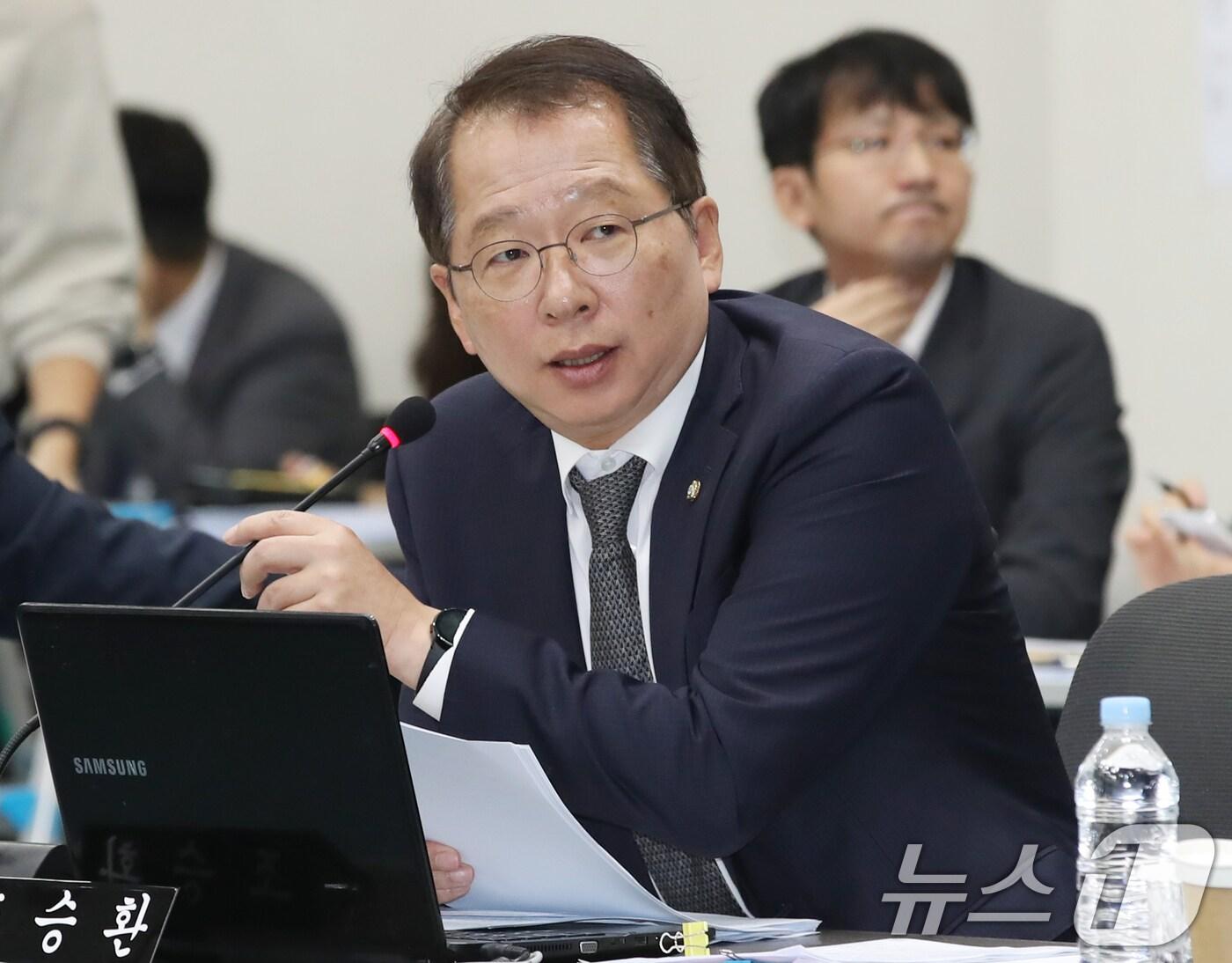 본문 이미지 - 조승환 국민의힘 의원이 22일 부산 연제구 부산시청에서 열린 국회 행정안전위원회의 부산시에 대한 국정감사에서 질의하고 있다. 2024.10.22/뉴스1 ⓒ News1 윤일지 기자
