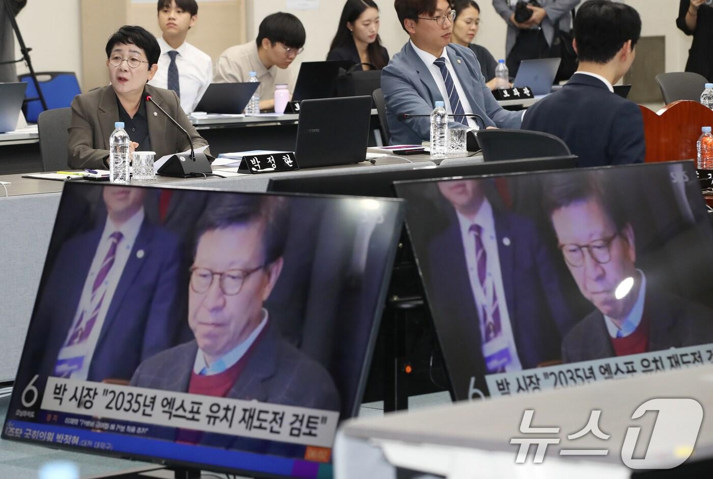 본문 이미지 - 박정현 더불어민주당 의원이 22일 부산 연제구 부산시청에서 열린 국회 행정안전위원회의 부산시에 대한 국정감사에서 질의하고 있다. 2024.10.22/뉴스1 ⓒ News1 윤일지 기자