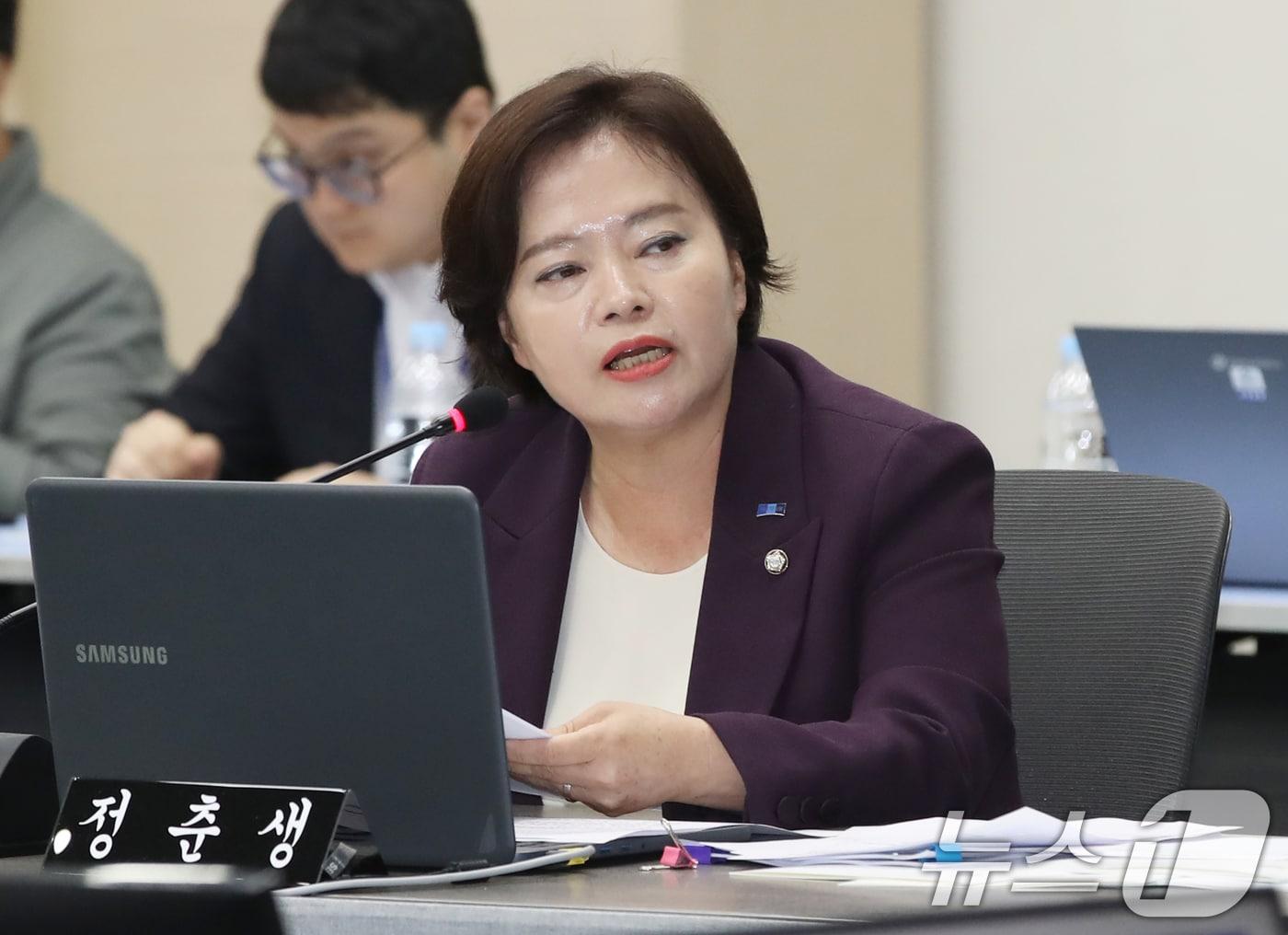 본문 이미지 - 정춘생 조국혁신당 의원이 22일 부산 연제구 부산경찰청에서 열린 국회 행정안전위원회의 부산경찰청에 대한 국정감사에서 질의하고 있다. 2024.10.22/뉴스1 ⓒ News1 윤일지 기자