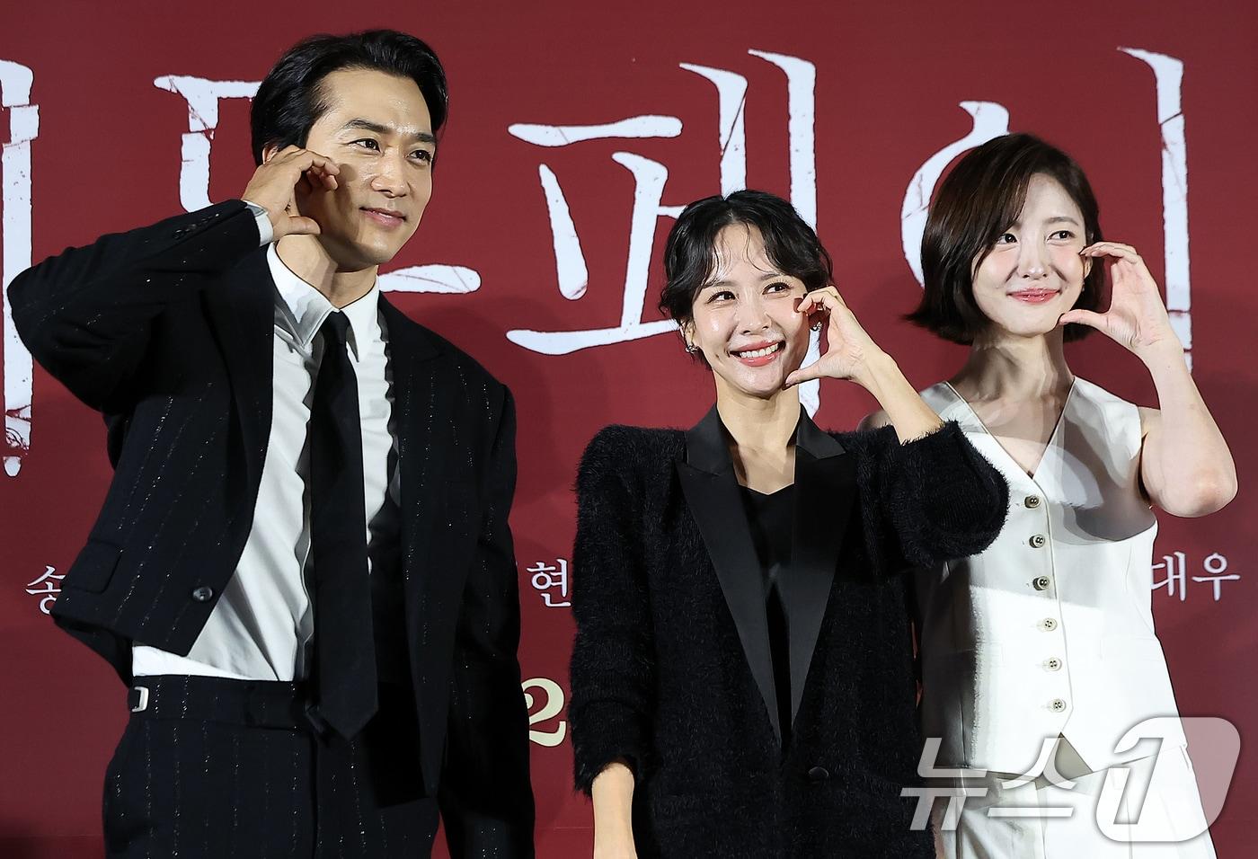 배우 송승헌(왼쪽부터), 조여정, 박지현이 22일 서울 광진구 건대 롯데시네마에서 열린 영화 '히든페이스' 제작보고회에 참석해 포즈를 취하고 있다. 영화 ‘히든페이스’는 실종된 약혼녀 ‘수연’(조여정)의 행방을 쫓던 ‘성진’(송승헌) 앞에 ‘수연’ 후배 ‘미주’(박지현)가 나타나고, 사라진 줄 알았던 ‘수연’이 그들과 가장 가까운 비밀의 공간에 갇힌 채 벗겨진 민낯을 목격하며 벌어지는 색(色)다른 밀실 스릴러다. 오는 11월 20일 개봉. 2024.10.22/뉴스1 ⓒ News1 김진환 기자