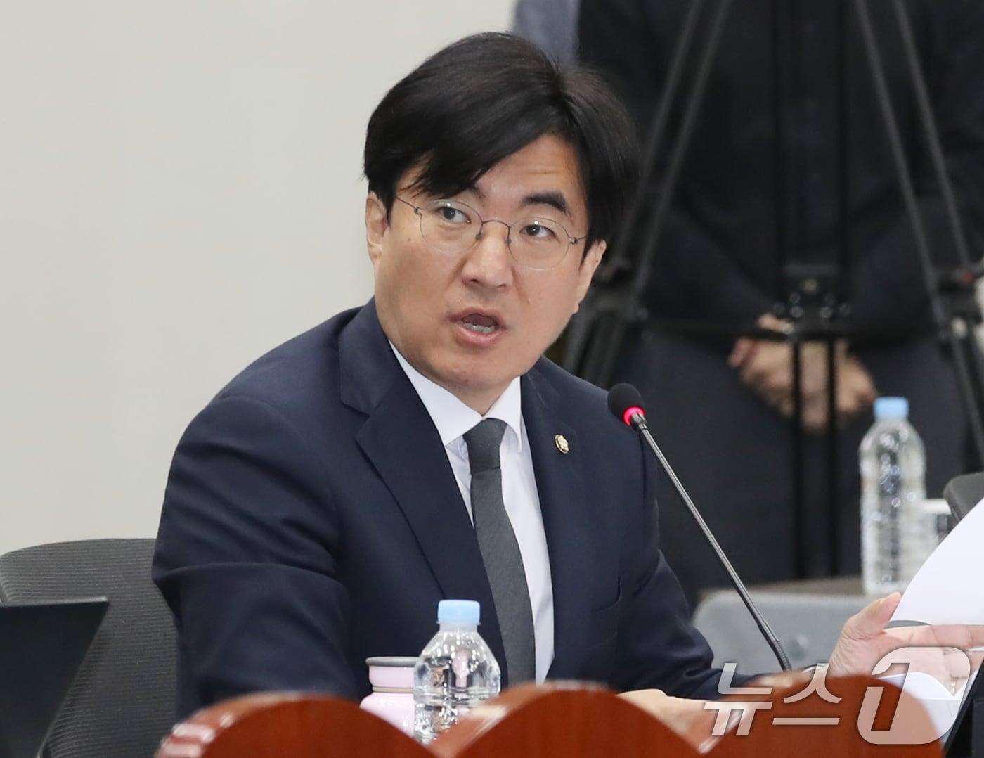 본문 이미지 - 김성회 더불어민주당 의원이 22일 부산 연제구 부산시청에서 열린 국회 행정안전위원회의 부산시에 대한 국정감사에서 질의하고 있다. 2024.10.22/뉴스1 ⓒ News1 윤일지 기자