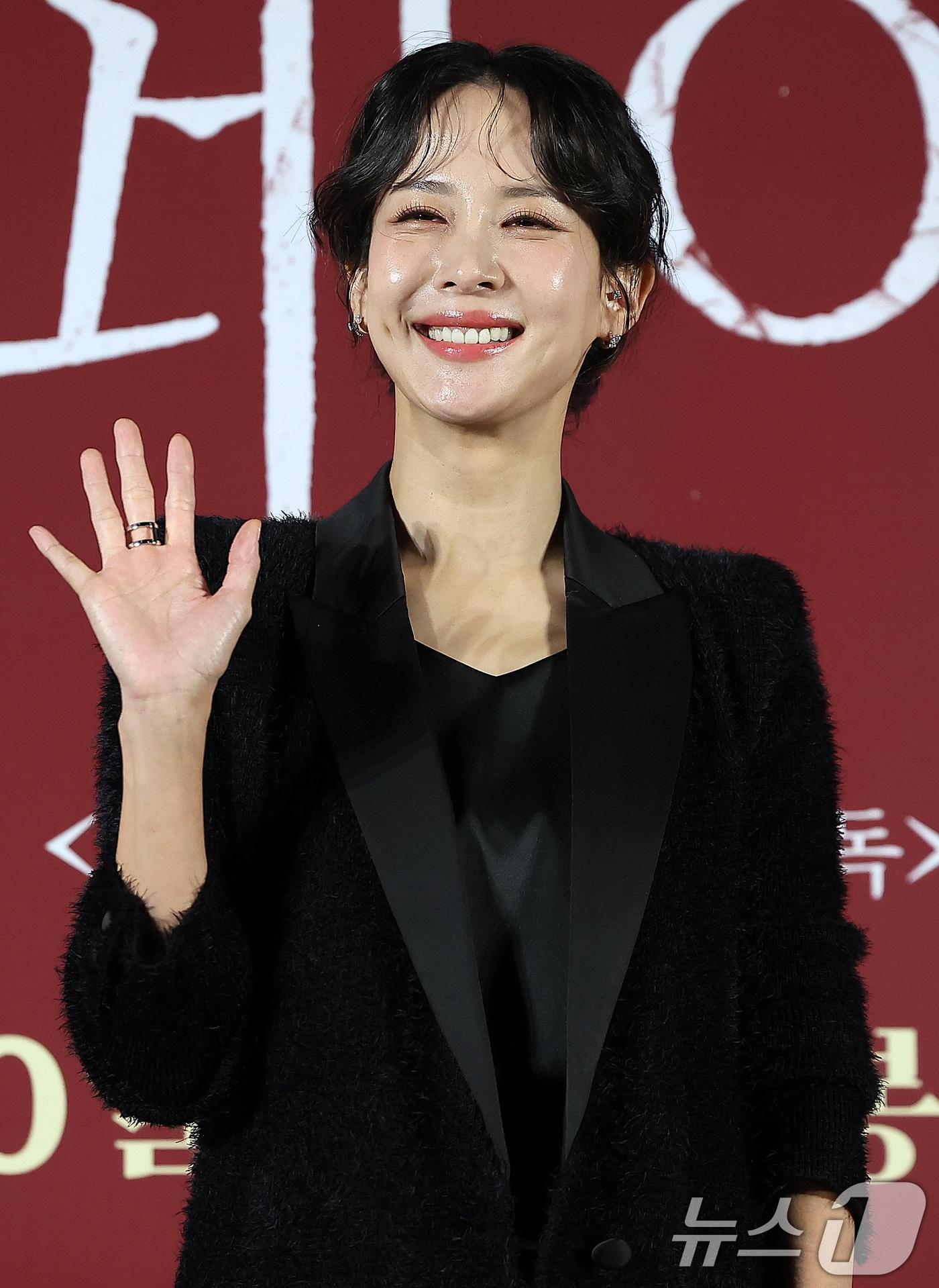 본문 이미지 - 배우 조여정이 22일 서울 광진구 건대 롯데시네마에서 열린 영화 '히든페이스' 제작보고회에 참석해 포즈를 취하고 있다. 영화 ‘히든페이스’는 실종된 약혼녀 ‘수연’(조여정)의 행방을 쫓던 ‘성진’(송승헌) 앞에 ‘수연’ 후배 ‘미주’(박지현)가 나타나고, 사라진 줄 알았던 ‘수연’이 그들과 가장 가까운 비밀의 공간에 갇힌 채 벗겨진 민낯을 목격하며 벌어지는 색(色)다른 밀실 스릴러다. 오는 11월 20일 개봉. 2024.10.22/뉴스1 ⓒ News1 김진환 기자